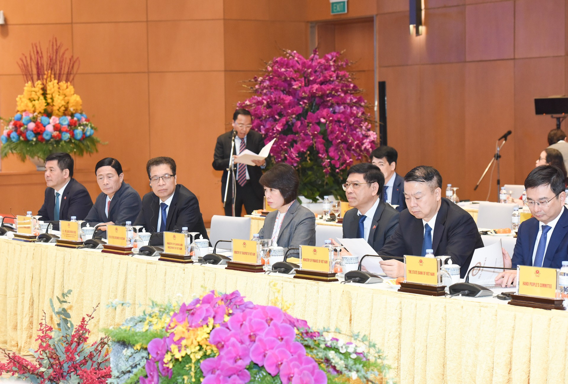 Representantes de ministerios y sectores del Gobierno vietnamita.