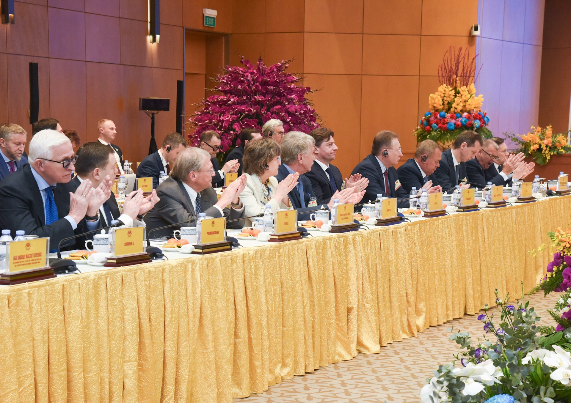 Los miembros acompañan al primer ministro de Rusia.