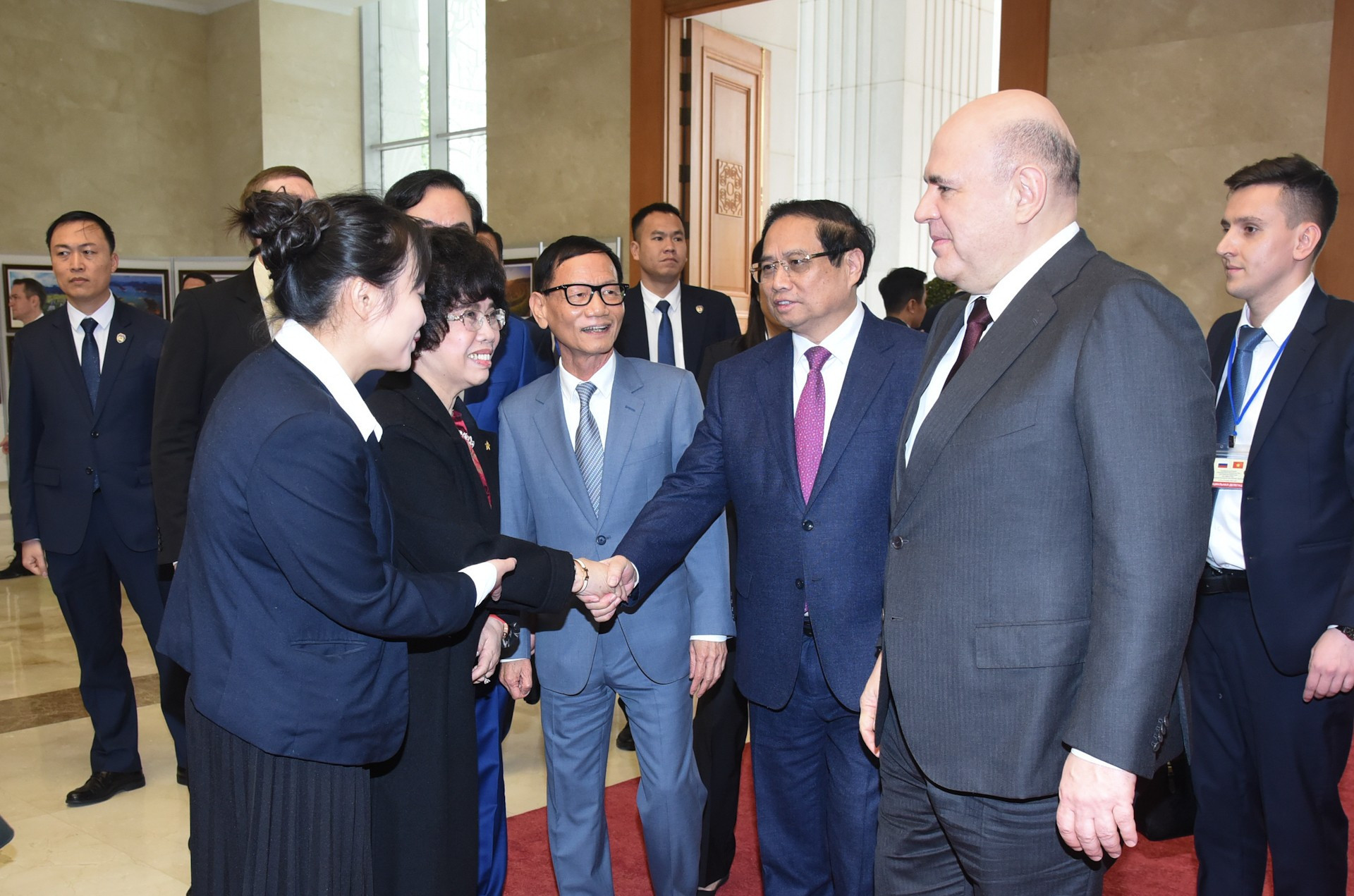 El primer ministro vietnamita, Pham Minh Chinh, su par ruso, Mikhail Mishustin y las empresas.