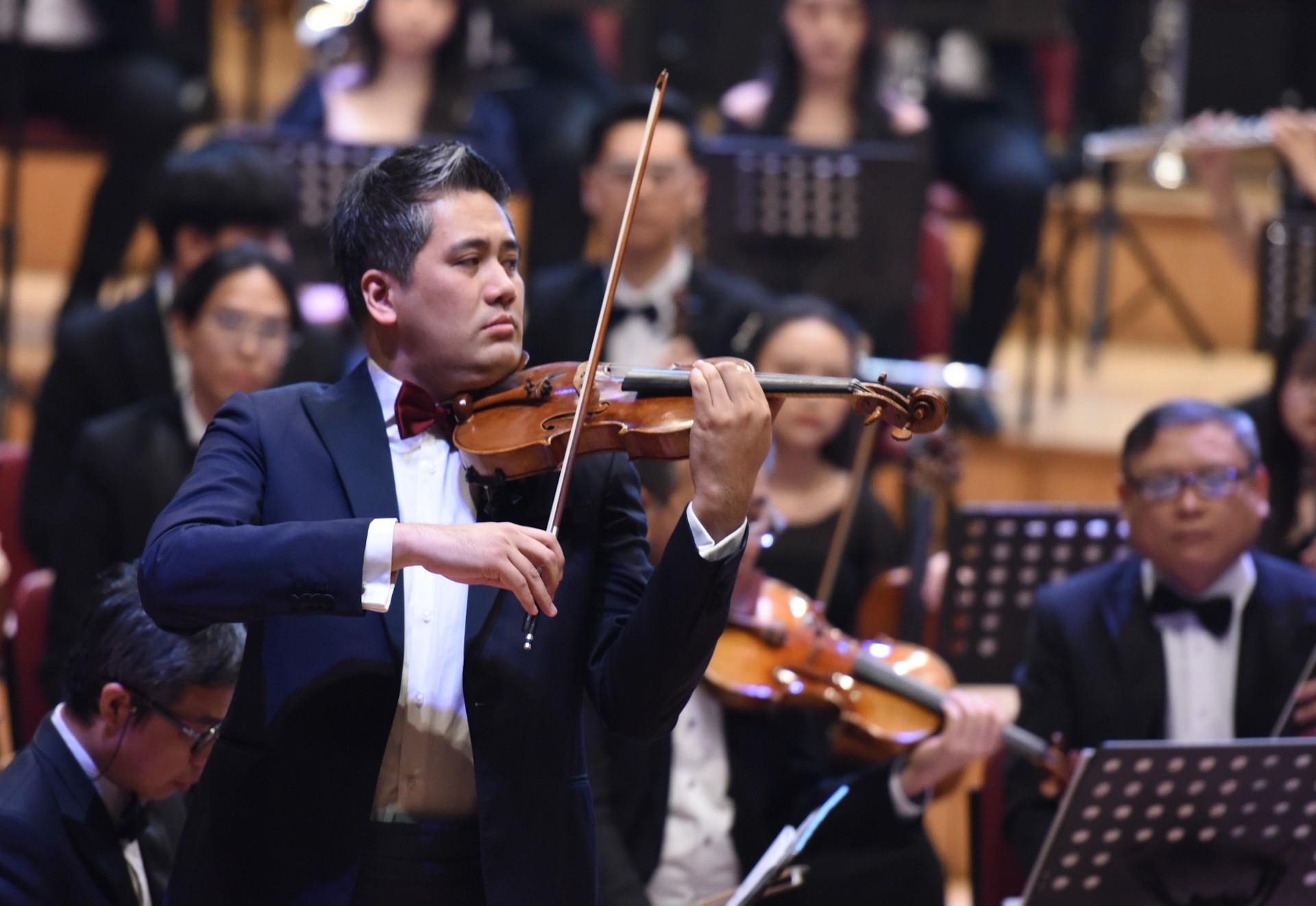 Una actuación del violinista vietnamita, Bui Cong Duy. Una actuación del violinista vietnamita, Bui Cong Duy.