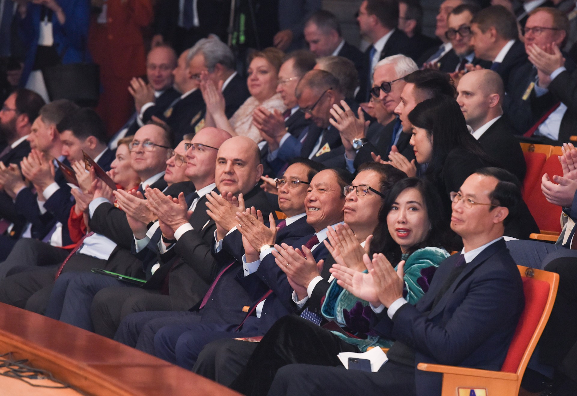 El primer ministro de Vietnam, Pham Minh Chinh, y su similar ruso, Mikhail Mishustin, disfrutan del programa artístico. El primer ministro de Vietnam, Pham Minh Chinh, y su similar ruso, Mikhail Mishustin, disfrutan del programa artístico.