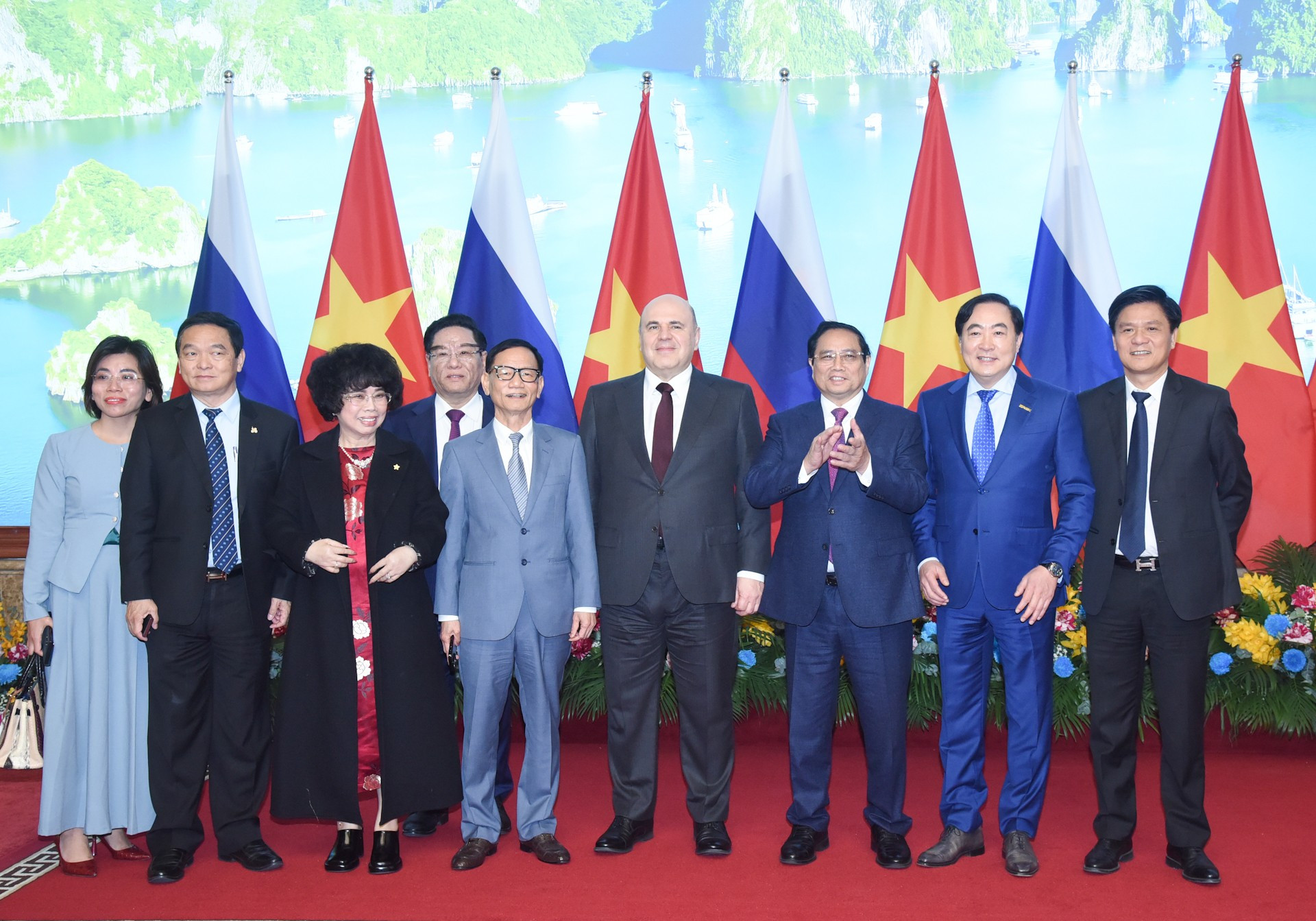 El primer ministro vietnamita, Pham Minh Chinh, su similar ruso, Mikhail Mishustin, y los delegados en el evento.