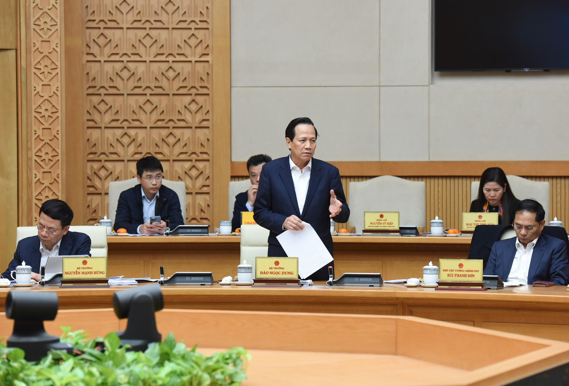 El ministro de Trabajo, Inválidos de Guerra y Asuntos Sociales, Dao Ngoc Dung. El ministro de Trabajo, Inválidos de Guerra y Asuntos Sociales, Dao Ngoc Dung.