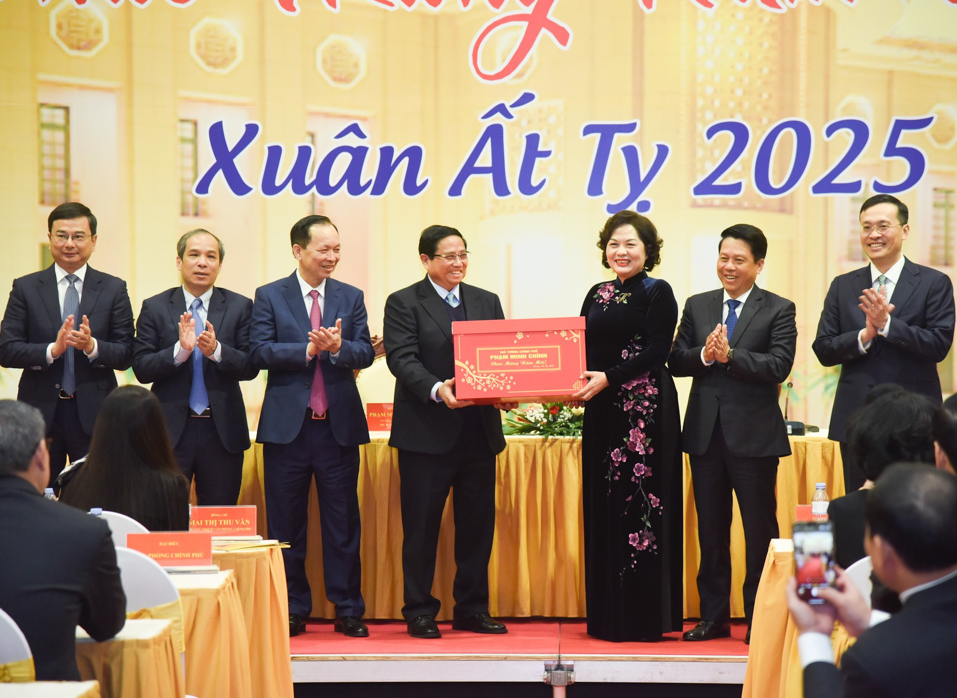 El primer ministro vietnamita, Pham Minh Chinh, entrega regalos al personal del sector bancario. El primer ministro vietnamita, Pham Minh Chinh, entrega regalos al personal del sector bancario.