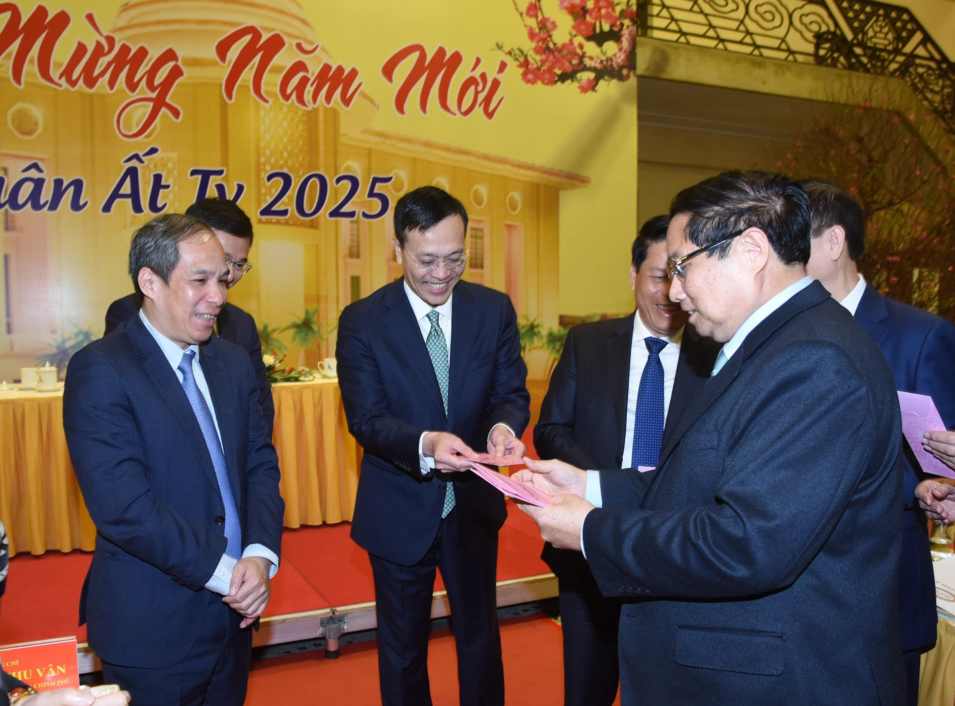 El premier vietnamita, Pham Minh Chinh, entrega dinero de la suerte al personal del sector bancario. El premier vietnamita, Pham Minh Chinh, entrega dinero de la suerte al personal del sector bancario.