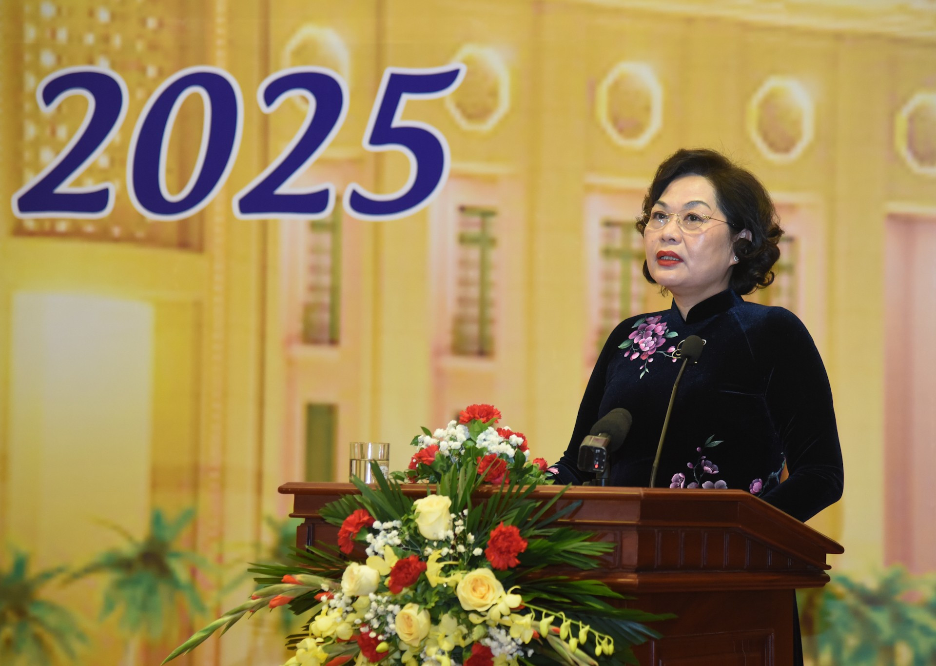 La gobernadora del Banco Estatal de Vietnam, Nguyen Thi Hong, interviene en el acto. La gobernadora del Banco Estatal de Vietnam, Nguyen Thi Hong, interviene en el acto.