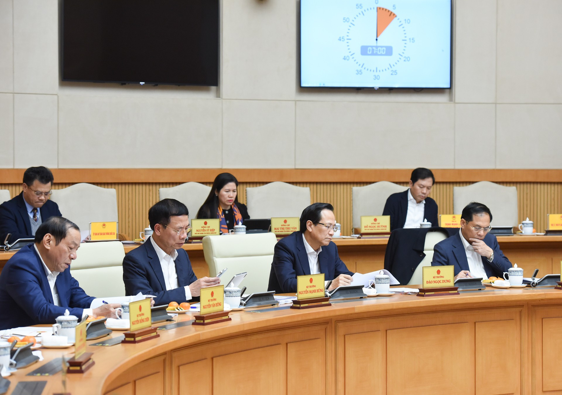 Representantes de ministerios, comités y sectores. Representantes de ministerios, comités y sectores.