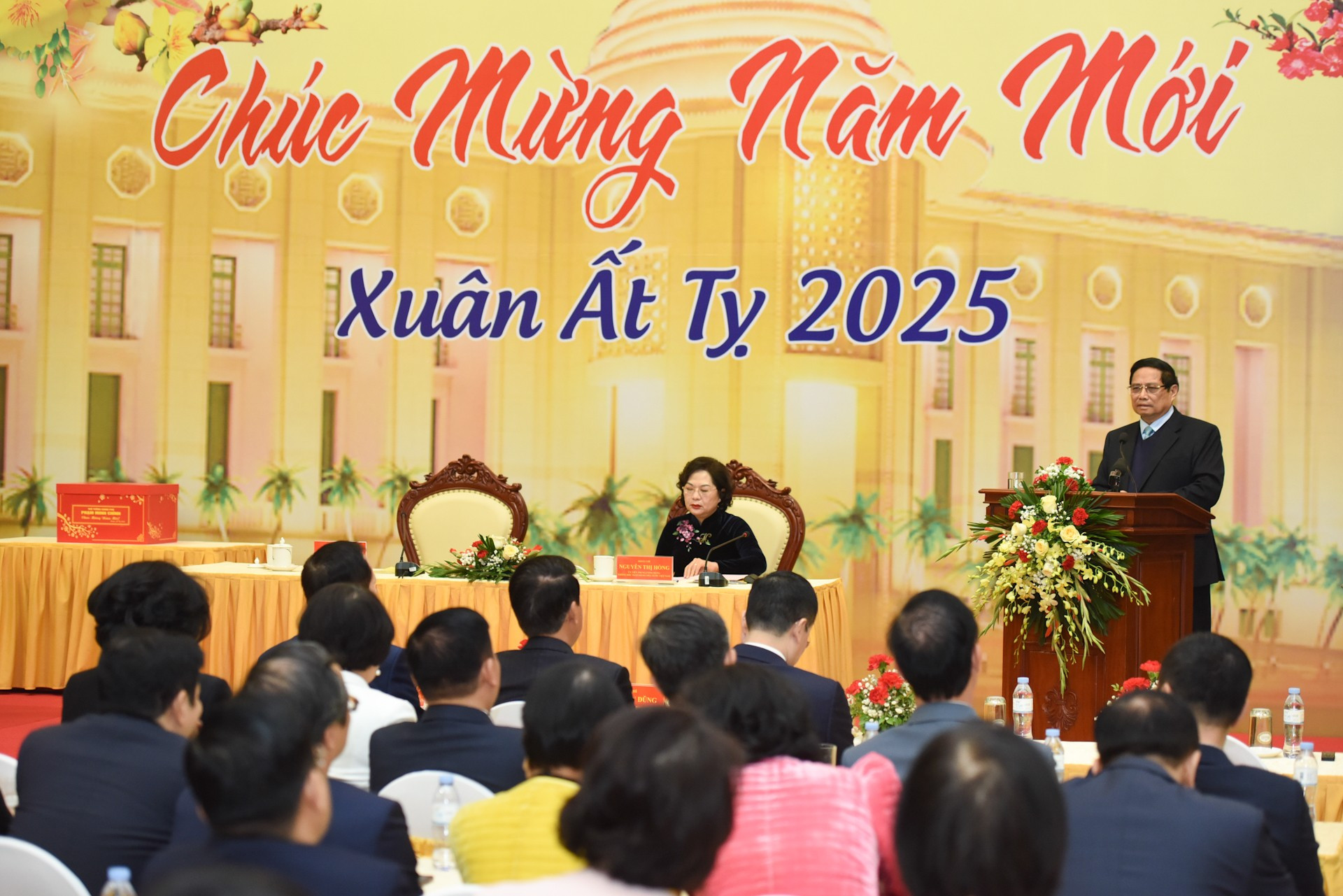 El primer ministro vietnamita, Pham Minh Chinh, felicita a la industria bancaria por el Año Nuevo Lunar. El primer ministro vietnamita, Pham Minh Chinh, felicita a la industria bancaria por el Año Nuevo Lunar.