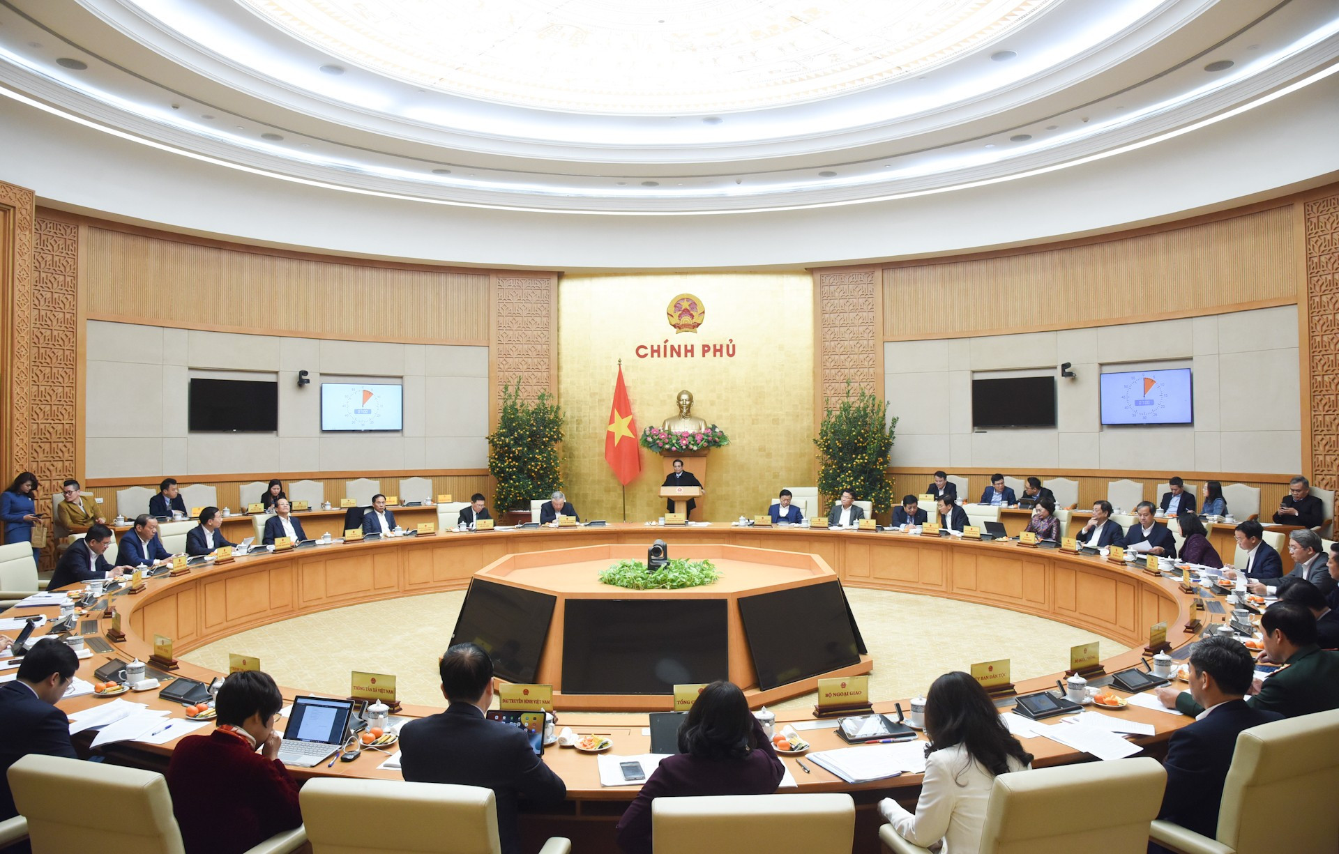 El primer ministro de Vietnam, Pham Minh Chinh, preside la reunión. El primer ministro de Vietnam, Pham Minh Chinh, preside la reunión.