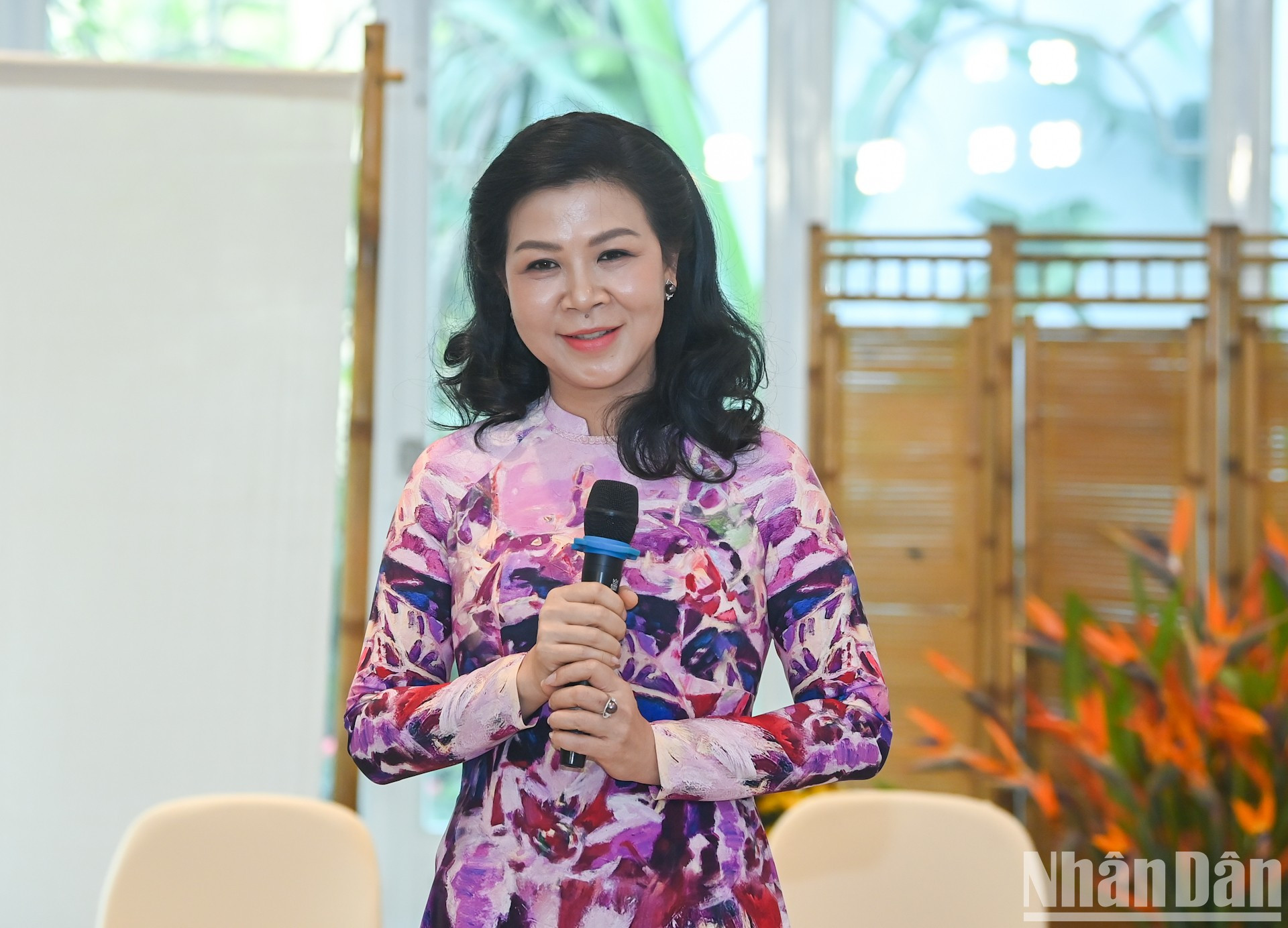 Phuong Ly expresa opiniones en el encuentro.