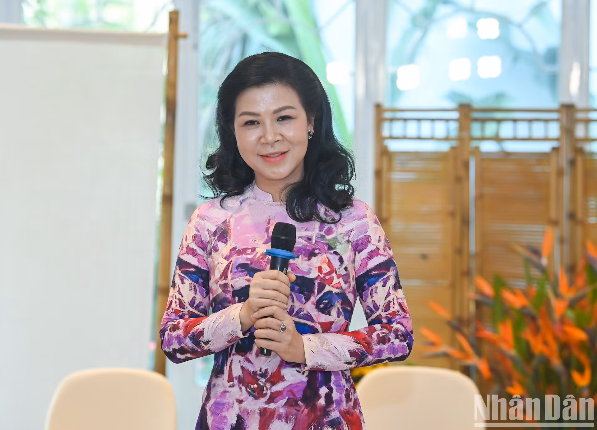 Phuong Ly expresa opiniones en el encuentro.