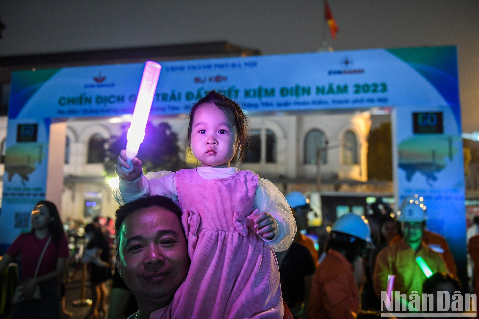 Un "niño ciudadano" participa en el acto. Un "niño ciudadano" participa en el acto.