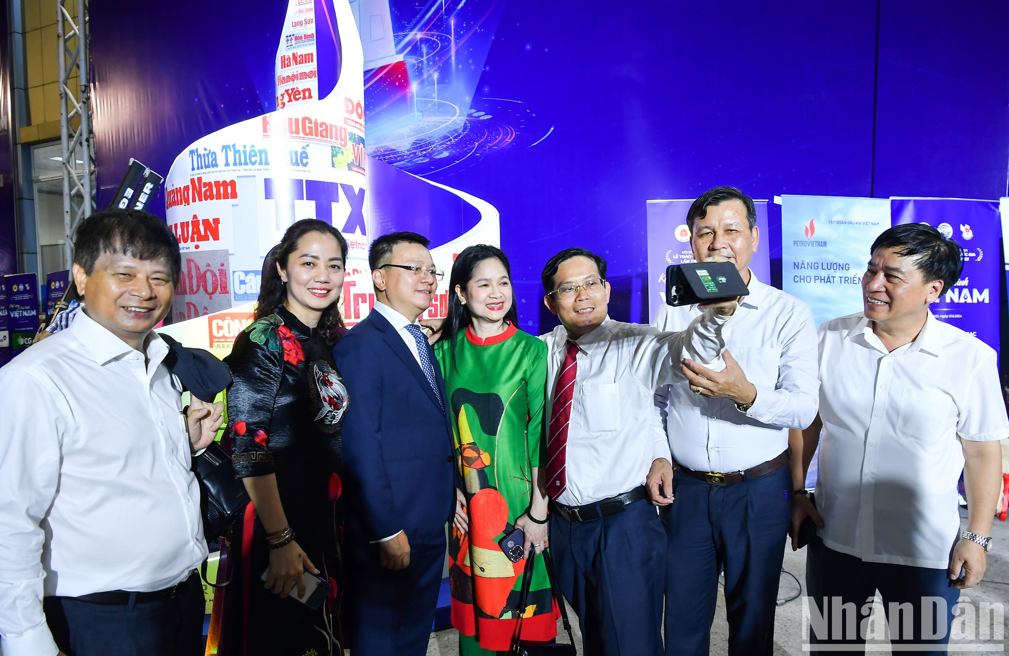 Los delegados se toman foto en el impresionante telón del fondo de la ceremonia de entrega.