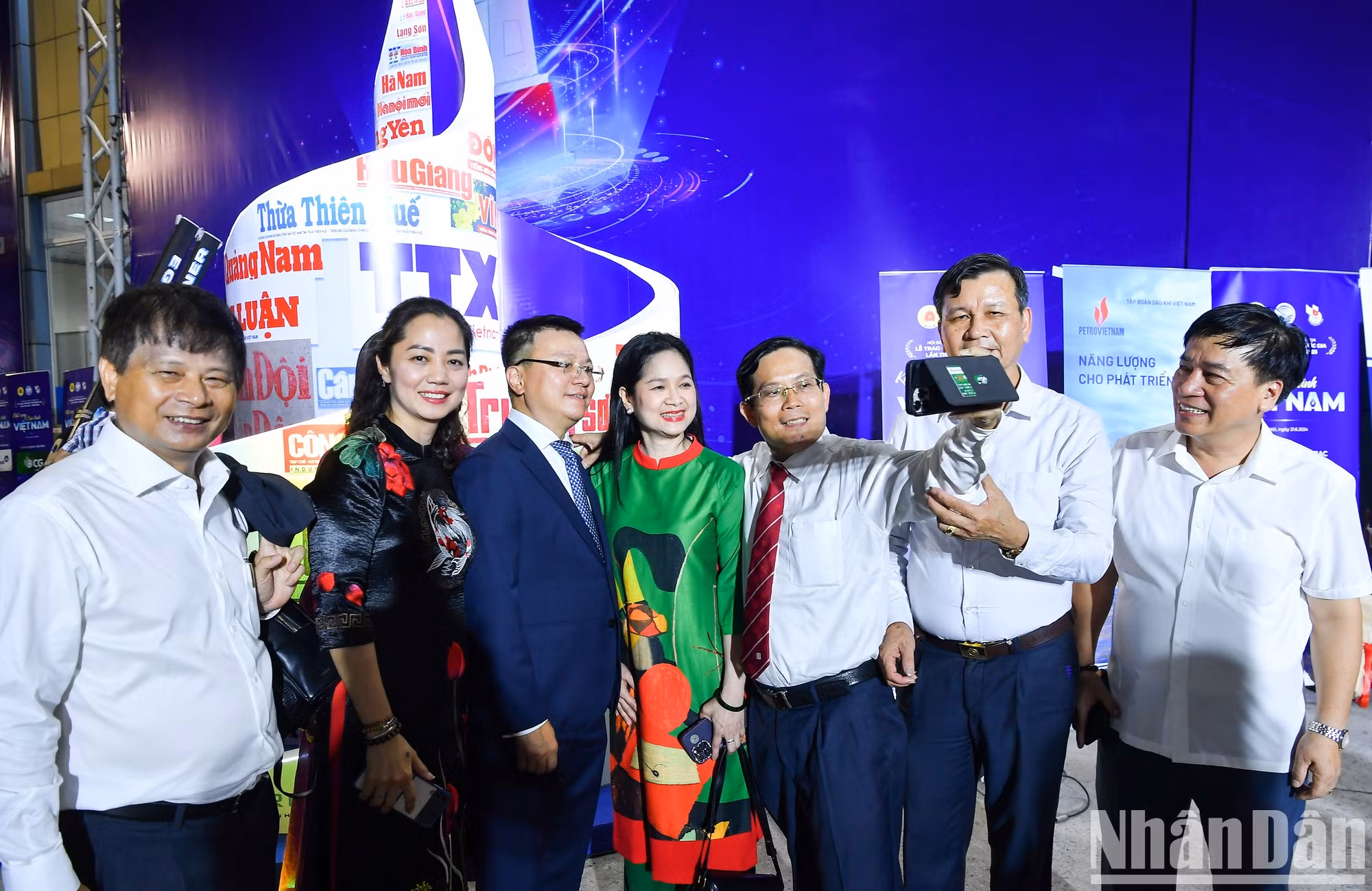 Los delegados se toman foto en el impresionante telón del fondo de la ceremonia de entrega.