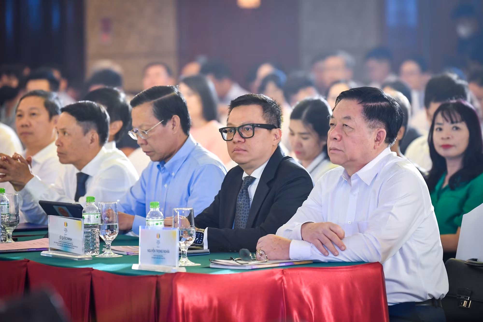 A la ceremonia de apertura asistieron el secretario del Comité Central del Partido Comunista de Vietnam y jefe de su Comisión de Comunicación y Educación, Nguyen Trong Nghia; el viceprimer ministro, Tran Luu Quang; el presidente-editor del periódico Nhan Dan (Pueblo), subjefe de la Comisión de Comunicación y Educación y presidente de la Asociación de Periodistas de Vietnam, Le Quoc Minh; el presidente del Comité Popular de Ciudad Ho Chi Minh, Phan Van Mai y el ministro de Información y Comunicación, Nguyen Manh Hung.