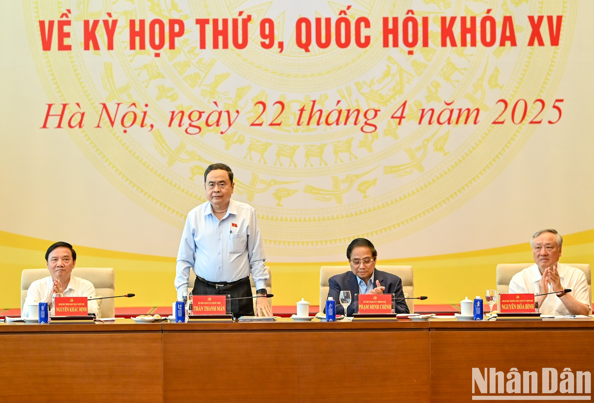 El secretario del Comité partidista y presidente de la Asamblea Nacional, Tran Thanh Man, asiste y preside la conferencia. El secretario del Comité partidista y presidente de la Asamblea Nacional, Tran Thanh Man, asiste y preside la conferencia.