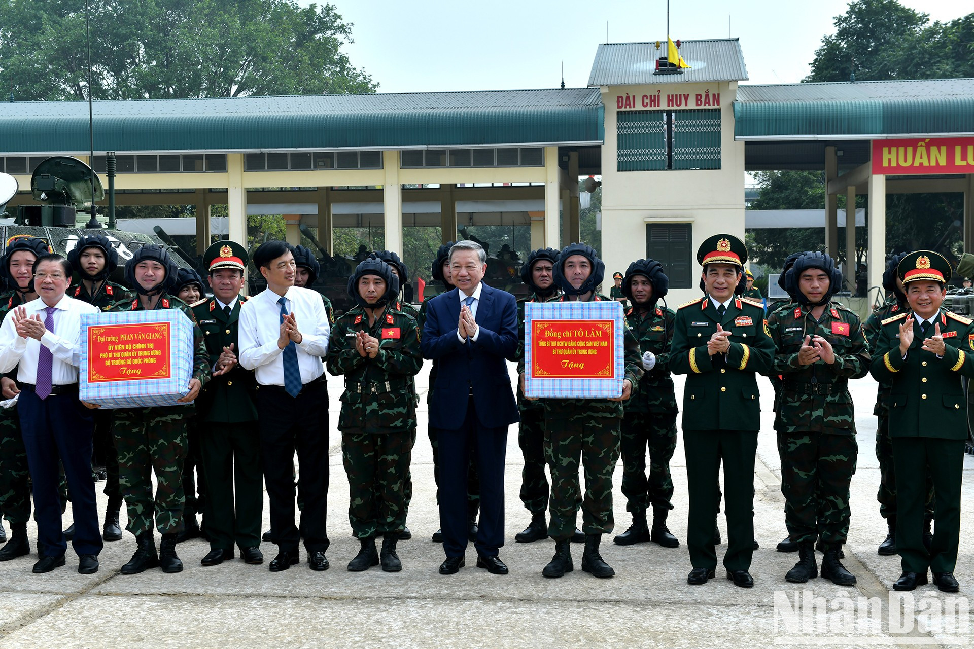 El secretario general del Partido Comunista de Vietnam y secretario de la Comisión Militar Central, To Lam, y los delegados entregan regalos a los oficiales y soldados del 201º Regimiento de Tanques. El secretario general del Partido Comunista de Vietnam y secretario de la Comisión Militar Central, To Lam, y los delegados entregan regalos a los oficiales y soldados del 201º Regimiento de Tanques.