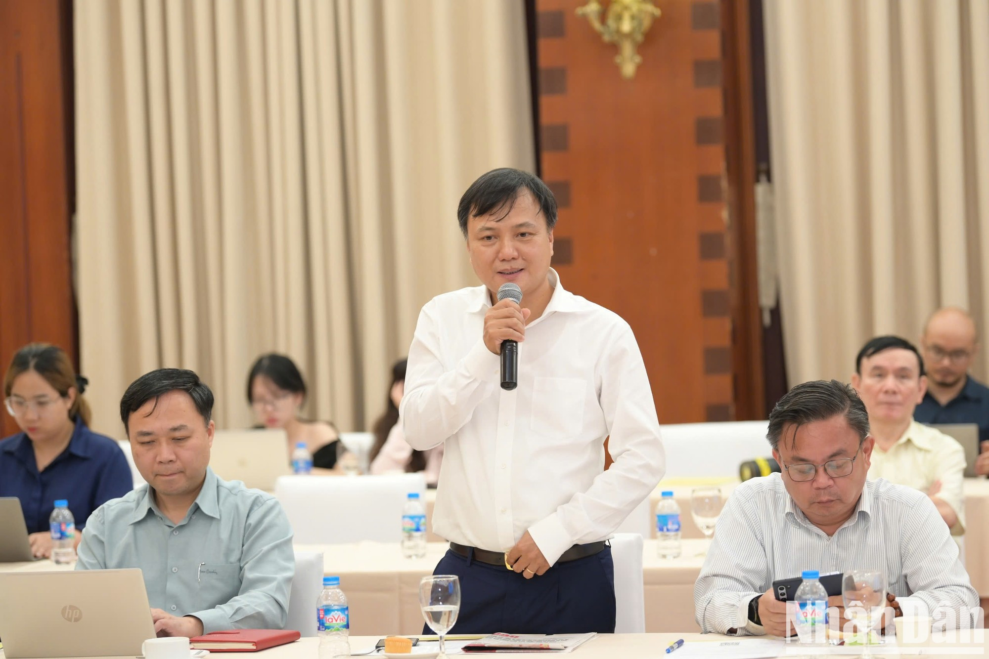 Tran Dinh Thanh, presidente de la junta directiva de la Sociedad Anónima de Cerveza, Alcohol y Bebidas de Hanói. Tran Dinh Thanh, presidente de la junta directiva de la Sociedad Anónima de Cerveza, Alcohol y Bebidas de Hanói.