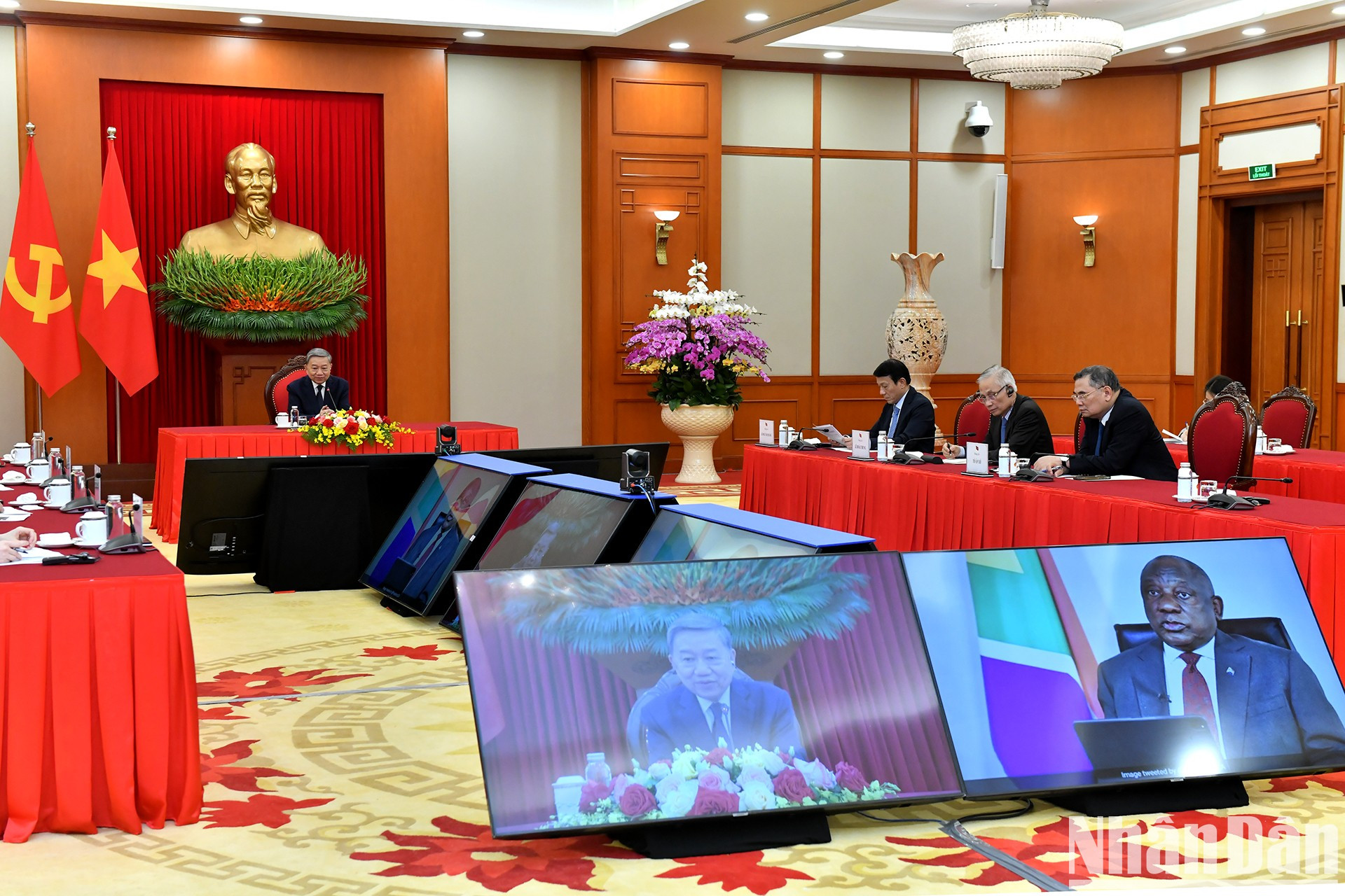 El secretario general del Partido Comunista de Vietnam, To Lam, en la llamada telefónica con el presidente del Congreso Nacional Africano y de Sudáfrica, Cyril Ramaphosa.