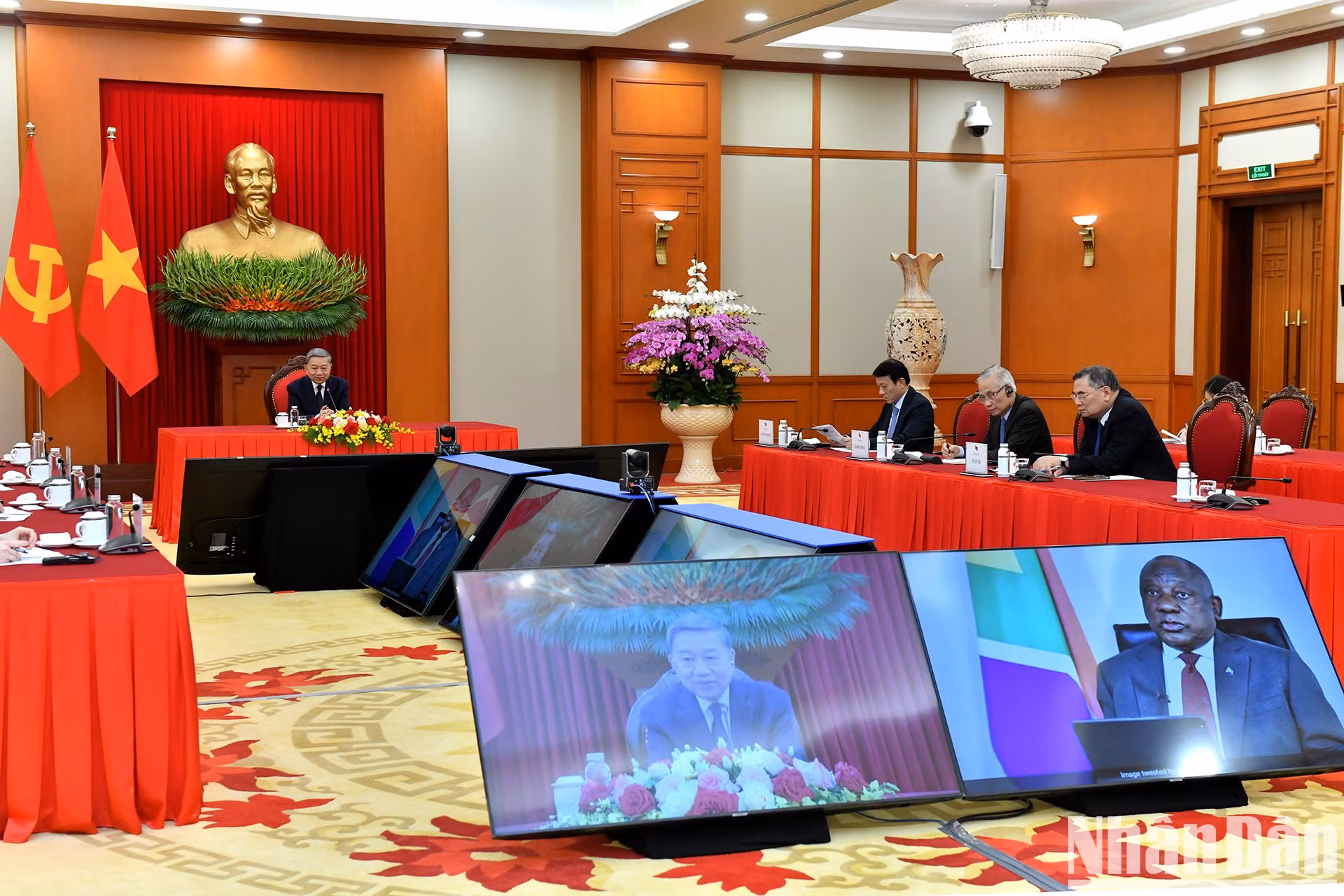 El secretario general del Partido Comunista de Vietnam, To Lam, en la llamada telefónica con el presidente del Congreso Nacional Africano y de Sudáfrica, Cyril Ramaphosa.