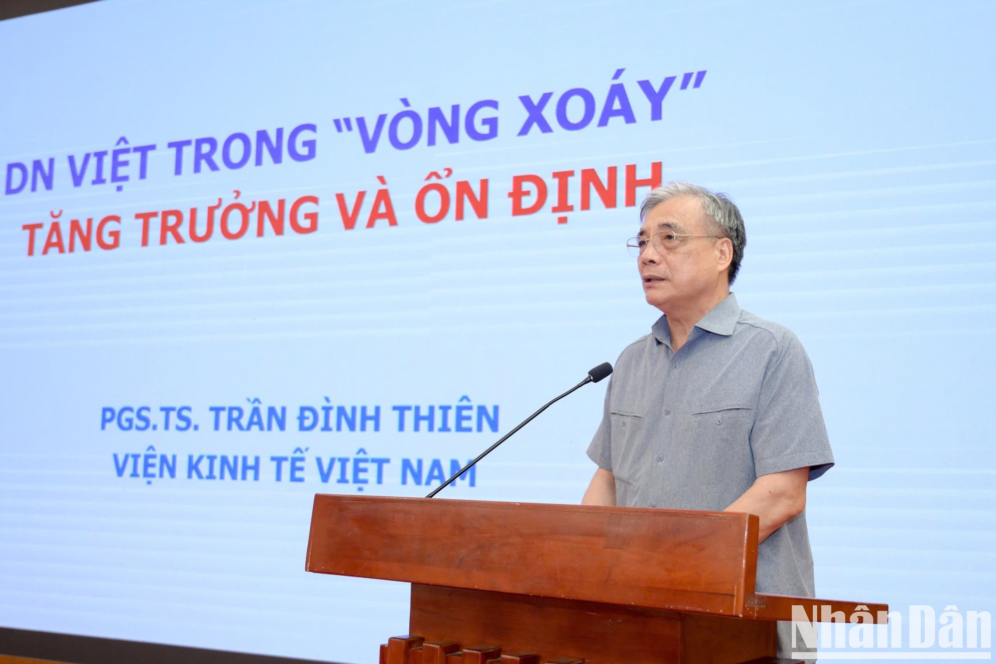 EEl profesor asociado y doctor Tran Dinh Thien, exdirector del Instituto Económico de Vietnam y miembro del Grupo Asesor Económico del primer ministro, imparte la ponencia "Empresas vietnamitas en la espiral de crecimiento y estabilidad". EEl profesor asociado y doctor Tran Dinh Thien, exdirector del Instituto Económico de Vietnam y miembro del Grupo Asesor Económico del primer ministro, imparte la ponencia "Empresas vietnamitas en la espiral de crecimiento y estabilidad".
