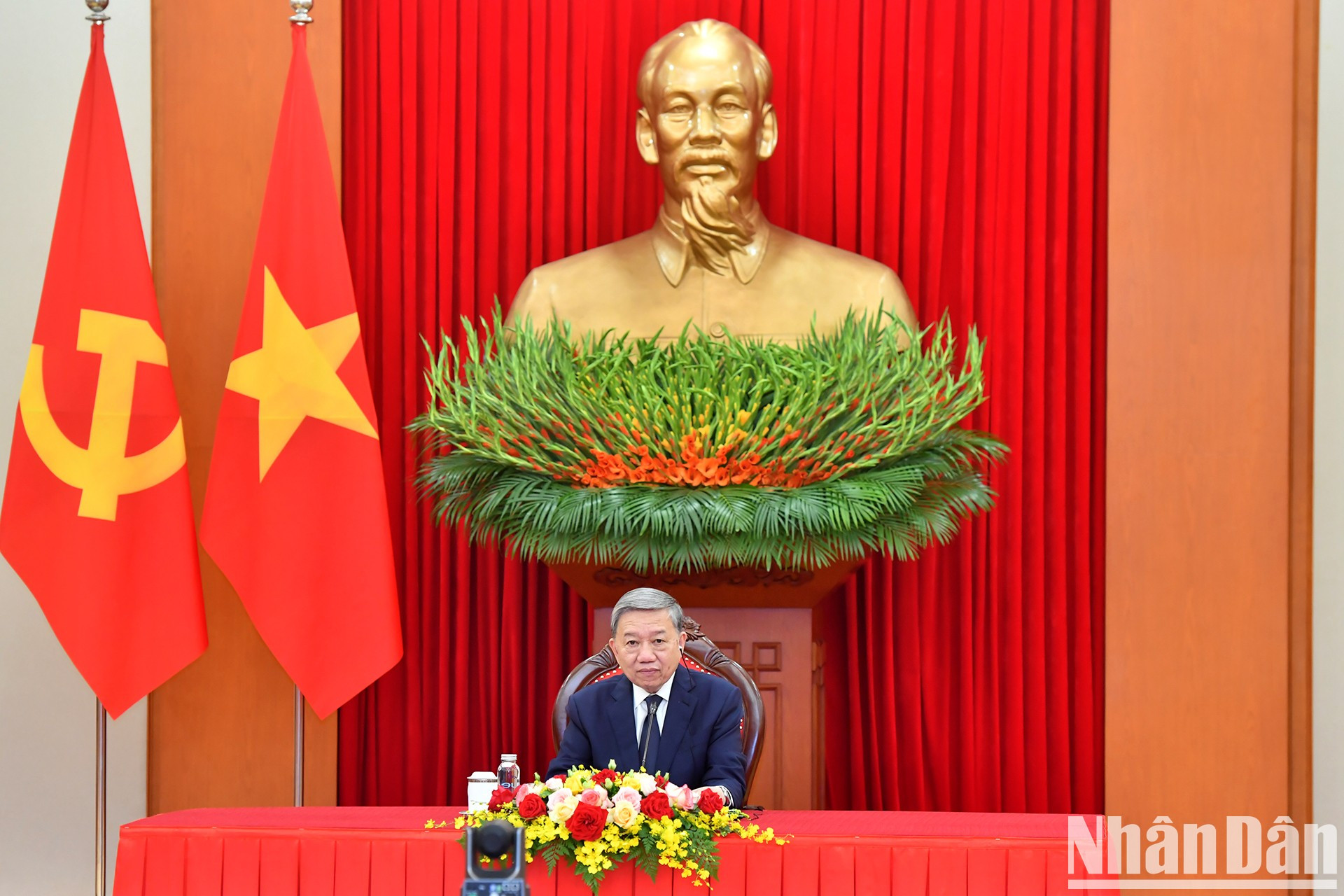 El secretario general del Partido Comunista de Vietnam, To Lam, mantiene la llamada telefónica con el presidente del Congreso Nacional Africano y de Sudáfrica, Cyril Ramaphosa.