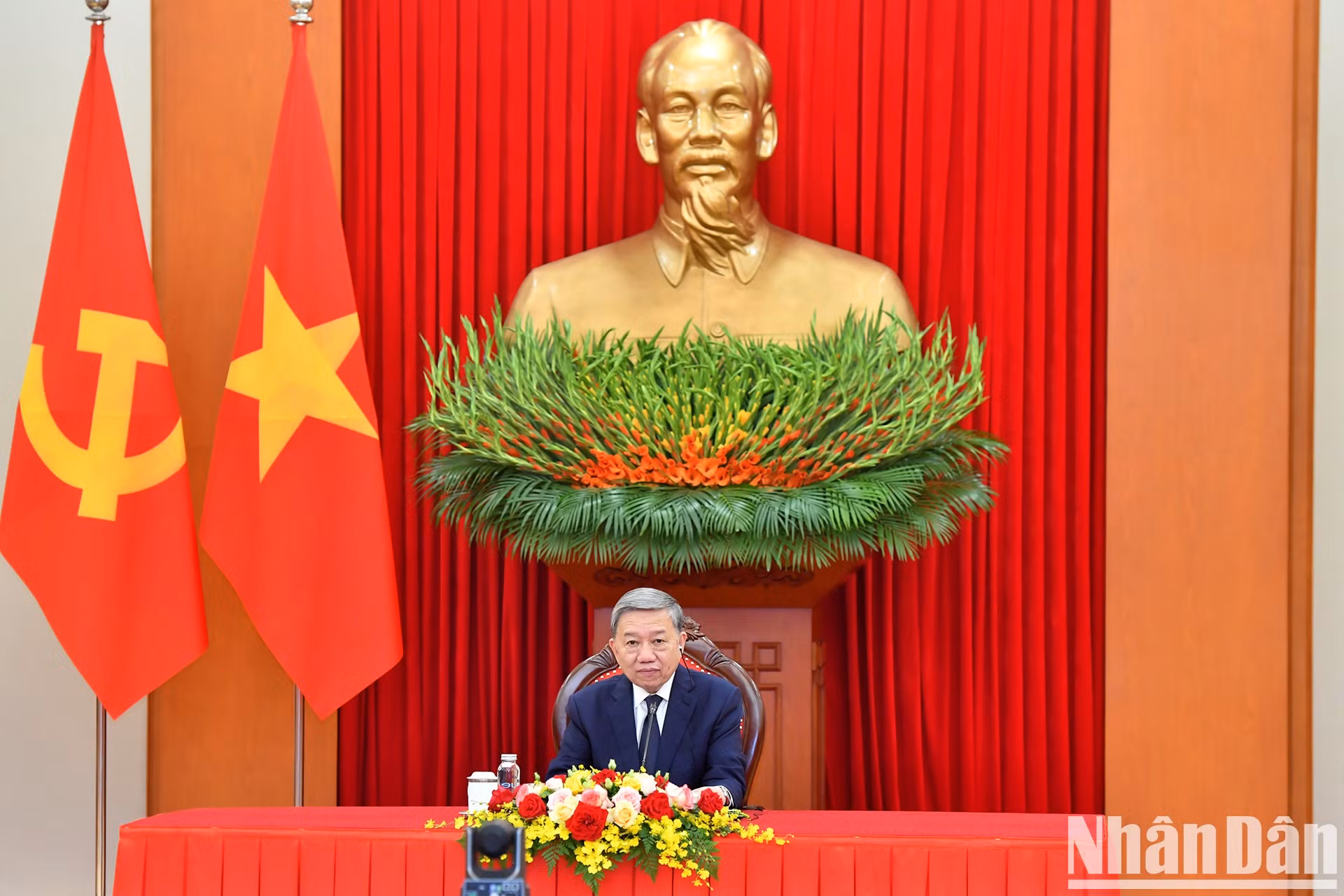 El secretario general del Partido Comunista de Vietnam, To Lam, mantiene la llamada telefónica con el presidente del Congreso Nacional Africano y de Sudáfrica, Cyril Ramaphosa.