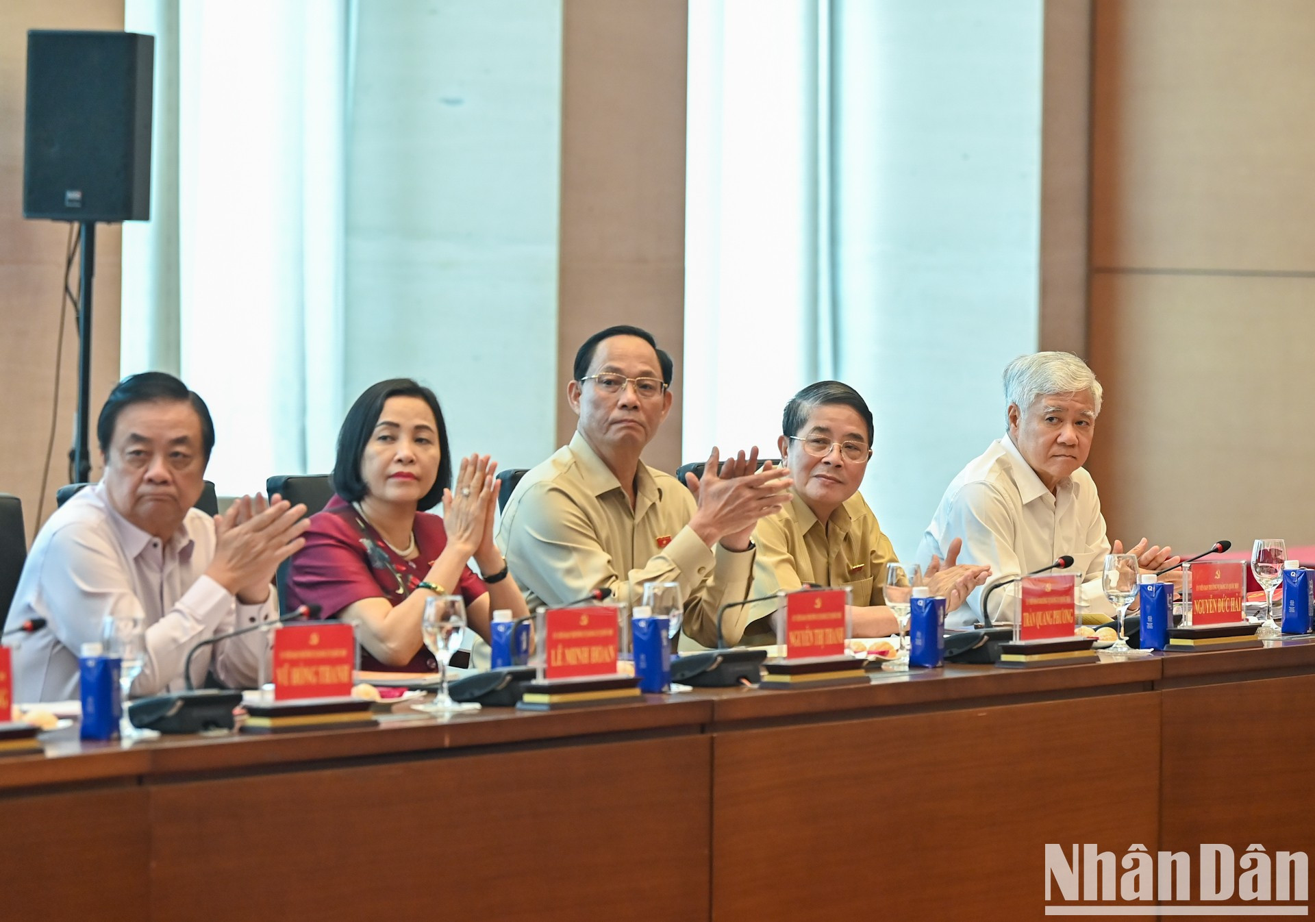 El presidente del Comité Central del Frente de la Patria de Vietnam, Do Van Chien, y los vicepresidentes de la Asamblea Nacional. El presidente del Comité Central del Frente de la Patria de Vietnam, Do Van Chien, y los vicepresidentes de la Asamblea Nacional.