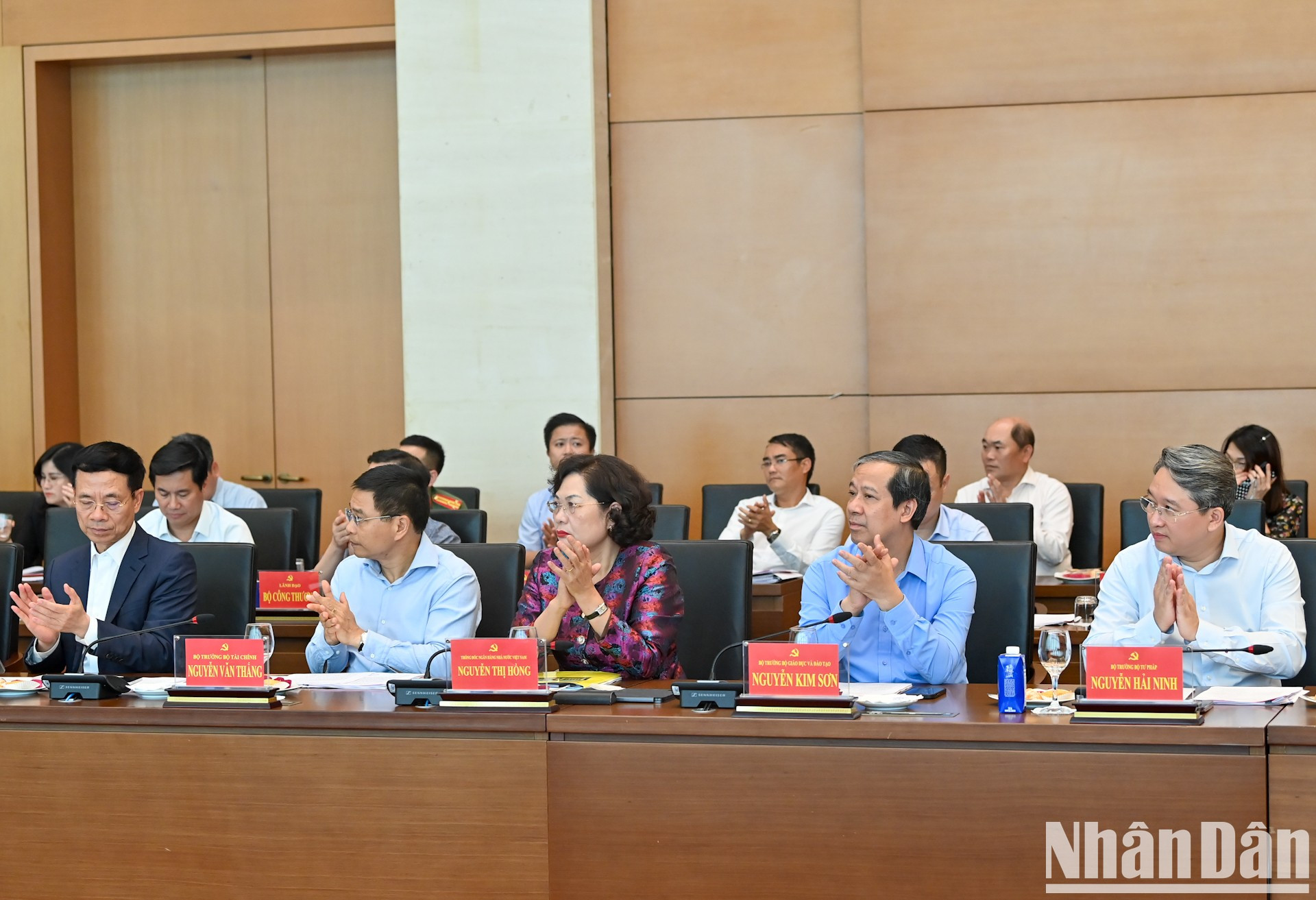 Los líderes de ministerios y sectores. Los líderes de ministerios y sectores.