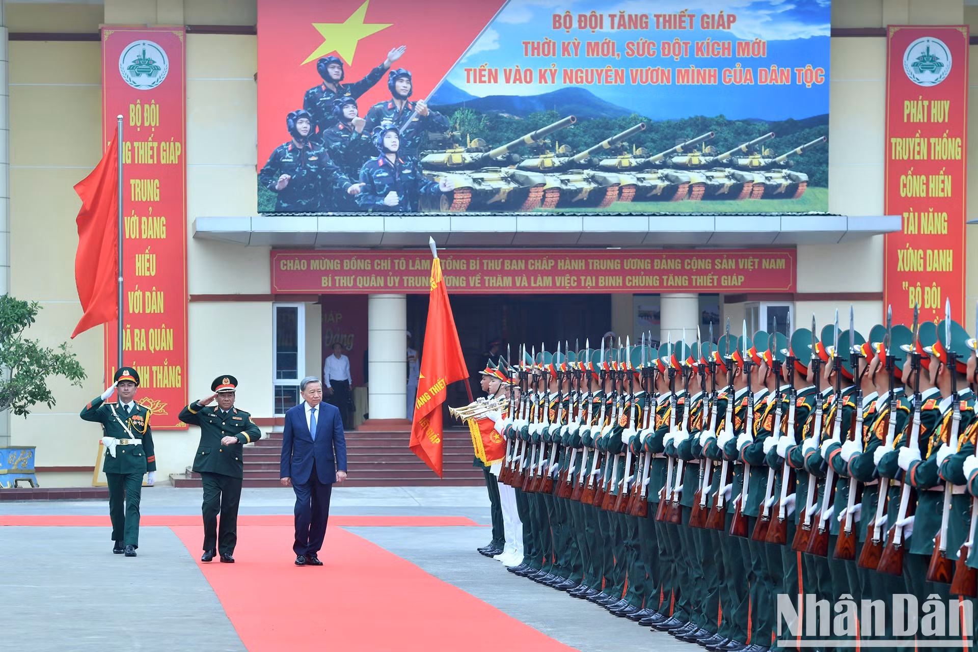 El secretario general del Partido Comunista de Vietnam y secretario de la Comisión Militar Central, To Lam, visita el 201º Regimiento de Tanques y trabaja con el Ejército Blindado.