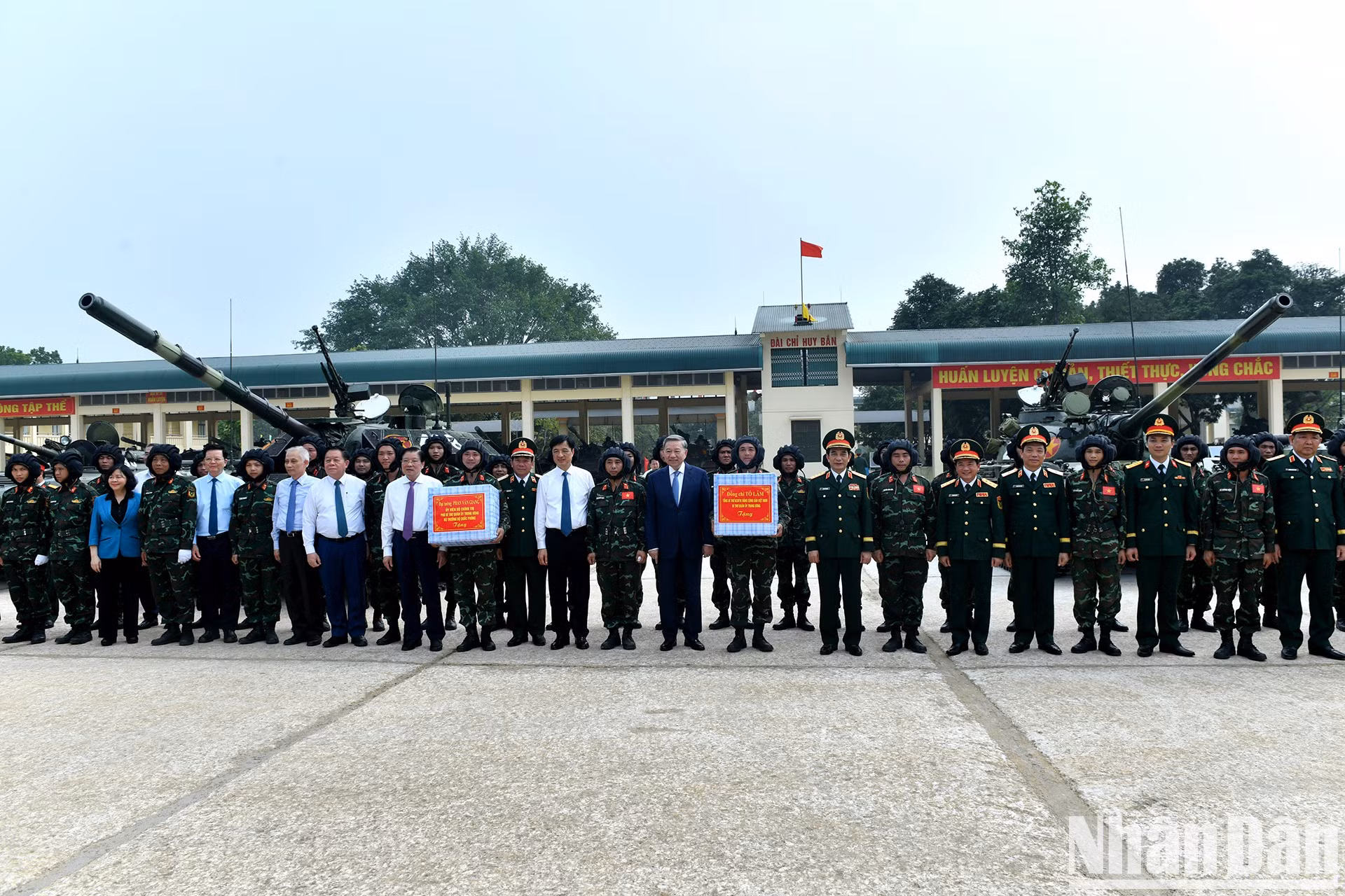 El secretario general del Partido Comunista de Vietnam y secretario de la Comisión Militar Central, To Lam, y los delegados entregan regalos a los oficiales y soldados del 201º Regimiento de Tanques.