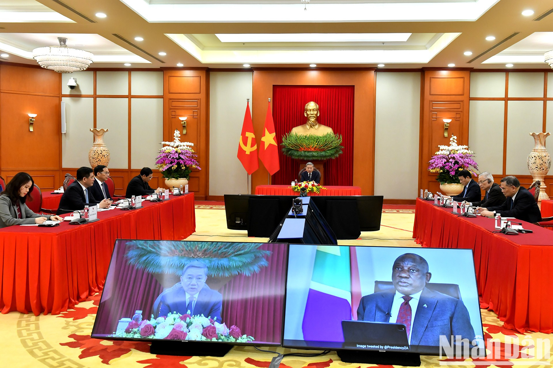 El secretario general del Partido Comunista de Vietnam, To Lam, mantiene una llamada telefónica con el presidente del Congreso Nacional Africano y de Sudáfrica, Cyril Ramaphosa.