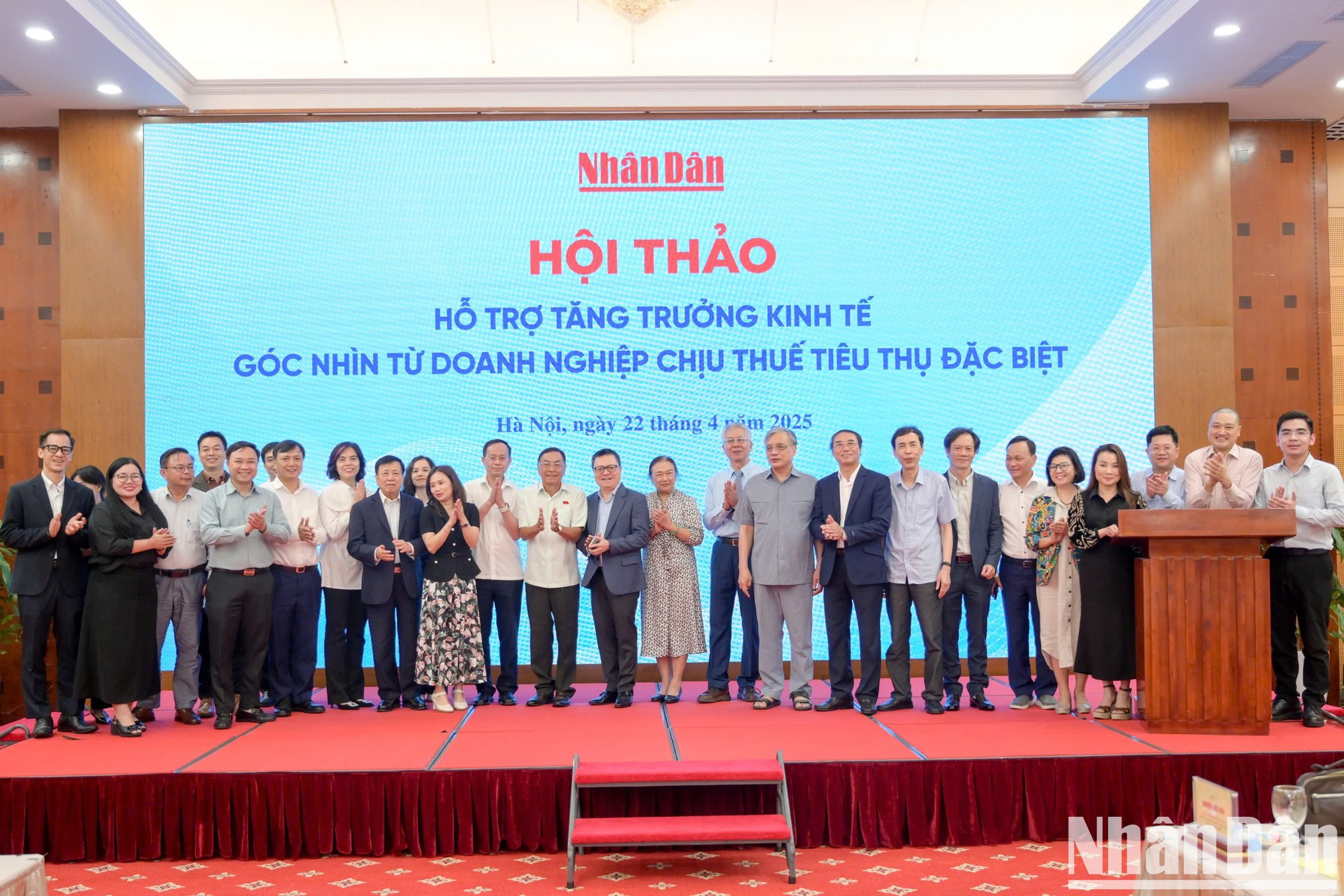 Los delegados toman foto de recuerdo. Los delegados toman foto de recuerdo.