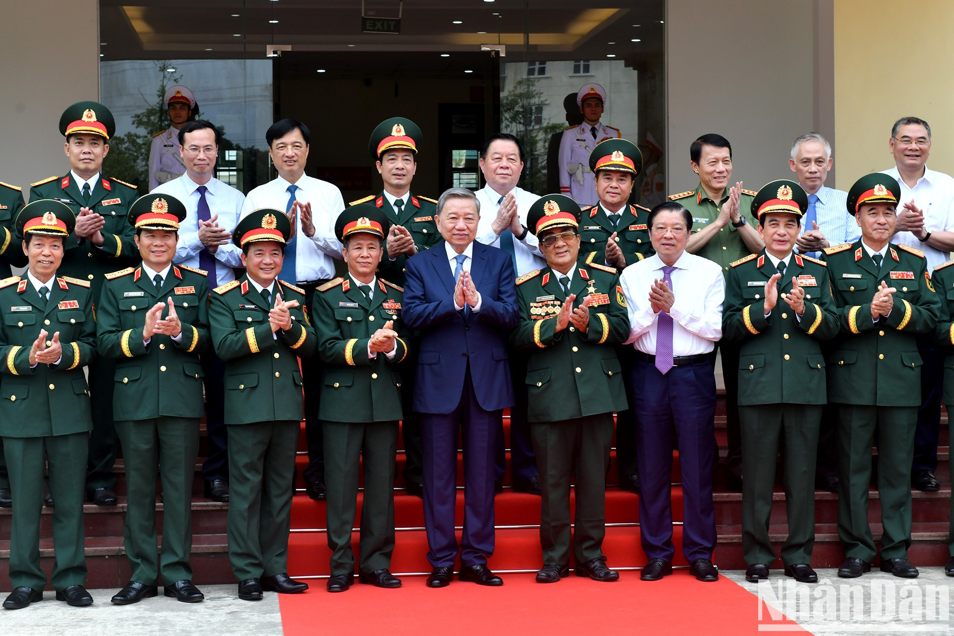 El secretario general del Partido Comunista de Vietnam y secretario de la Comisión Militar Central, To Lam, y los delegados en la cita. El secretario general del Partido Comunista de Vietnam y secretario de la Comisión Militar Central, To Lam, y los delegados en la cita.