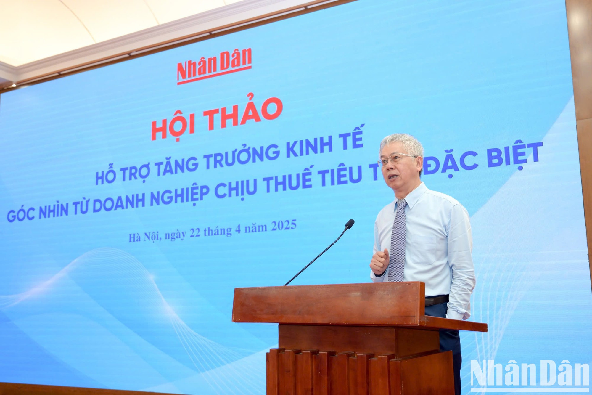 El doctor Nguyen Duc Kien, diputado de la Asamblea Nacional del XII, XIII y XIV legislatura y ex jefe del Grupo Asesor Económico del primer ministro del Gobierno, modera el seminario. El doctor Nguyen Duc Kien, diputado de la Asamblea Nacional del XII, XIII y XIV legislatura y ex jefe del Grupo Asesor Económico del primer ministro del Gobierno, modera el seminario.