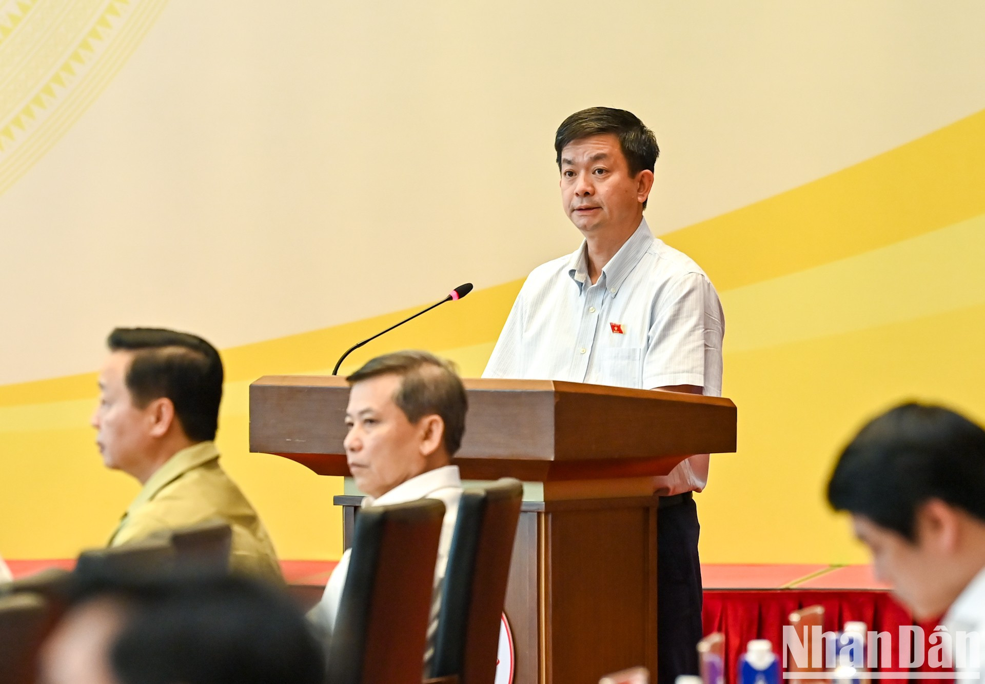 El secretario general de la Asamblea Nacional y jefe de la Oficina Parlamentaria, Le Quang Tung, interviene en la cita. El secretario general de la Asamblea Nacional y jefe de la Oficina Parlamentaria, Le Quang Tung, interviene en la cita.
