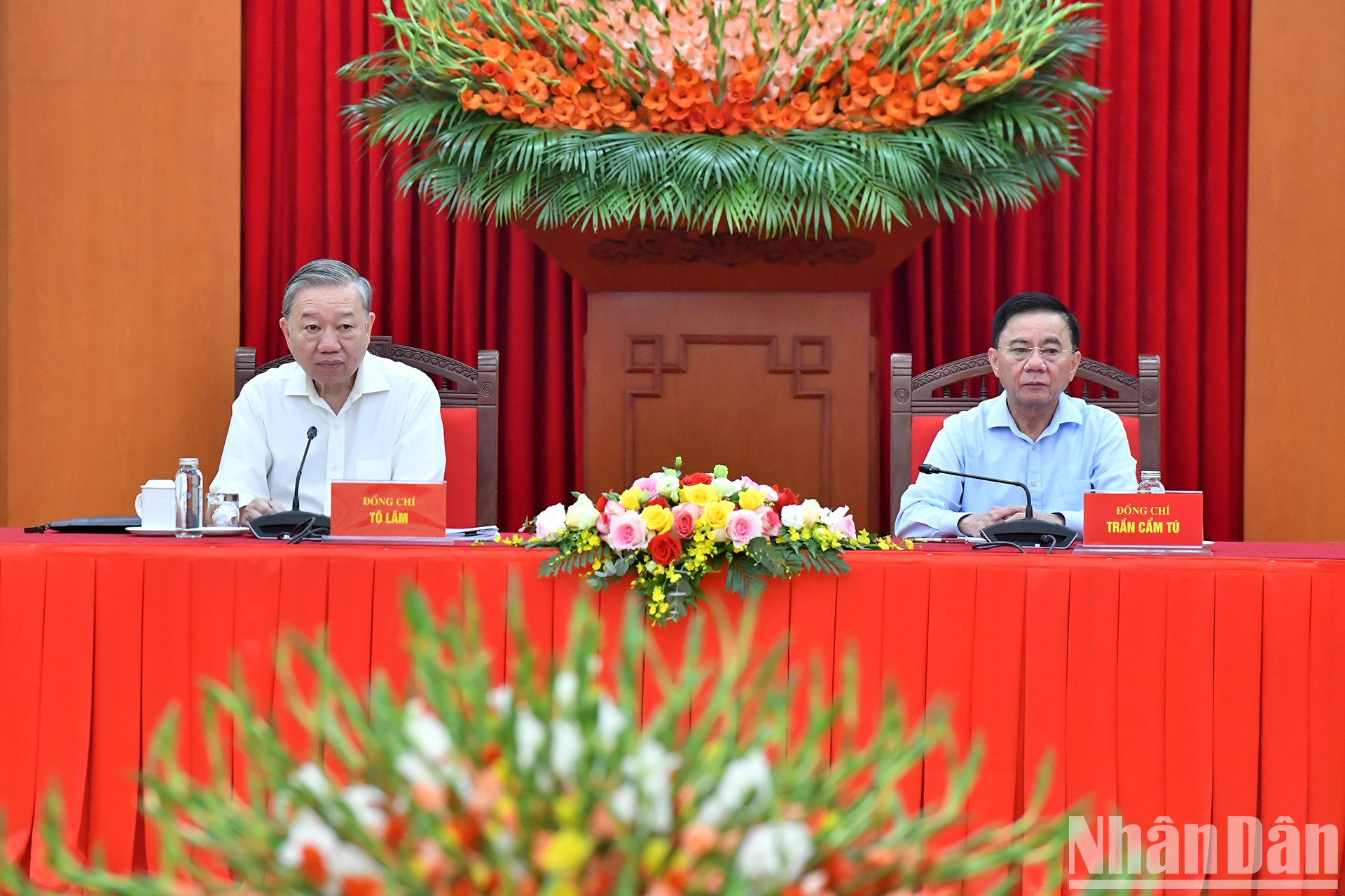 El secretario general del PCV, To Lam, preside la reunión.