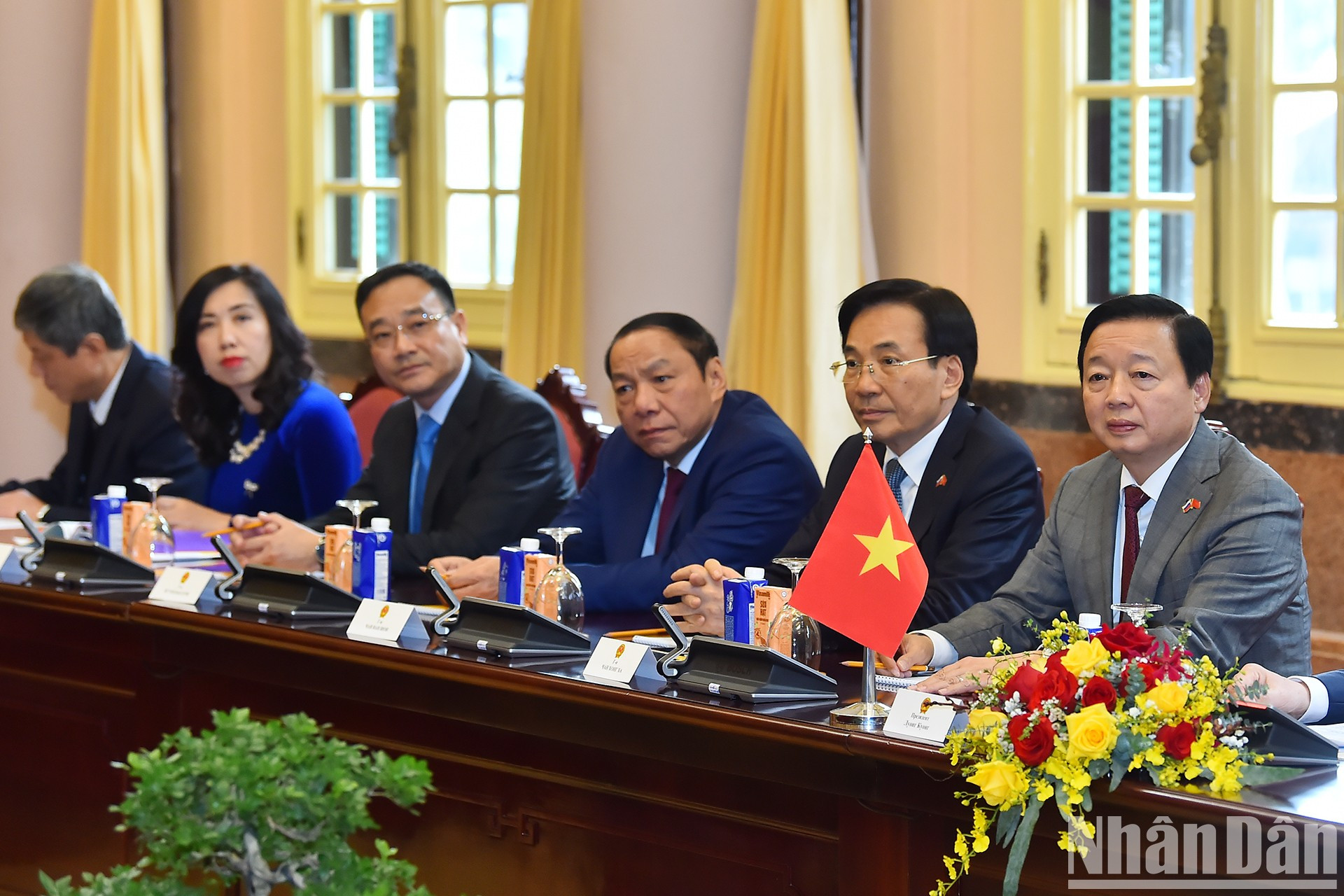 El viceprimer ministro Tran Hong Ha y los delegados vietnamitas.