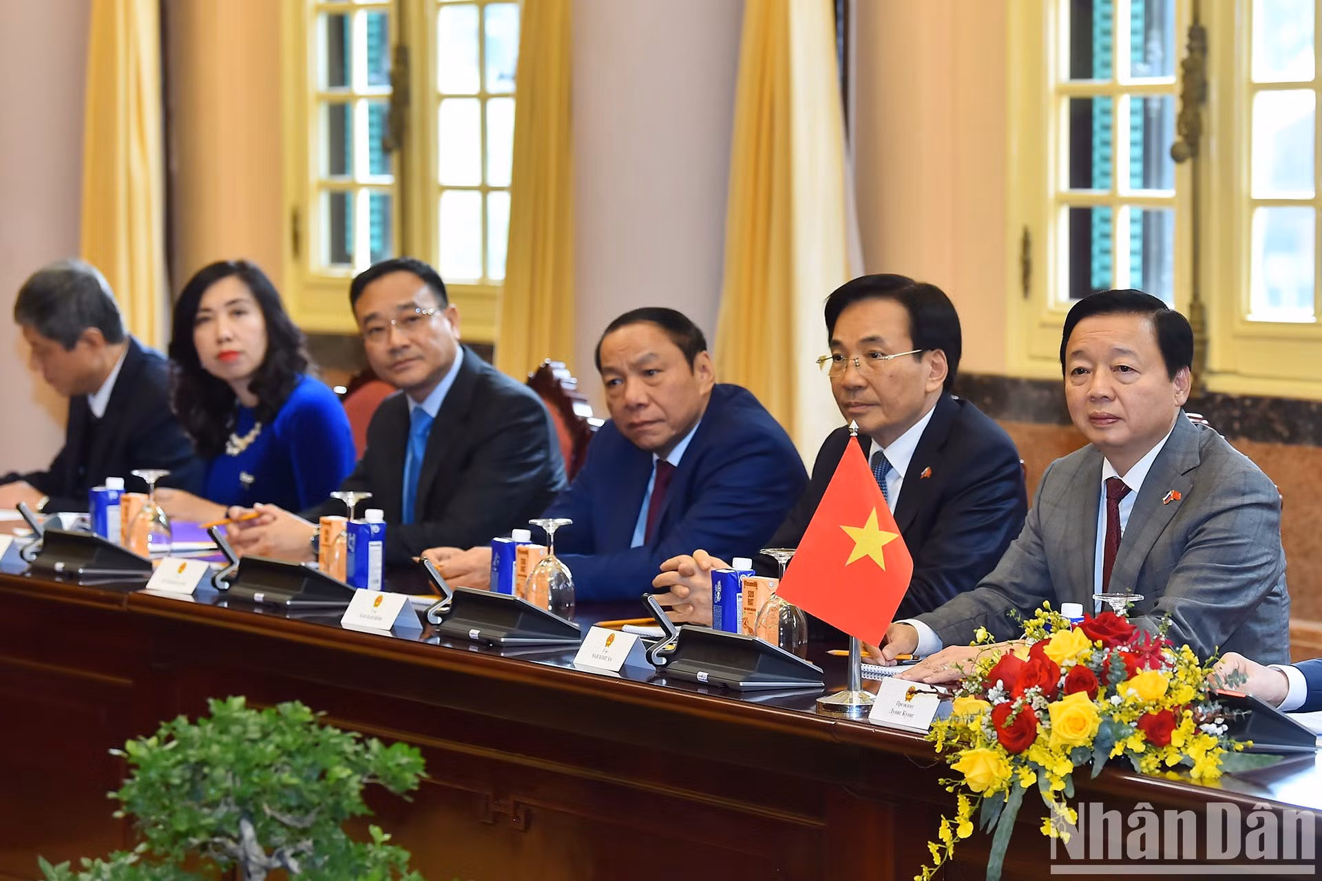 El viceprimer ministro Tran Hong Ha y los delegados vietnamitas.