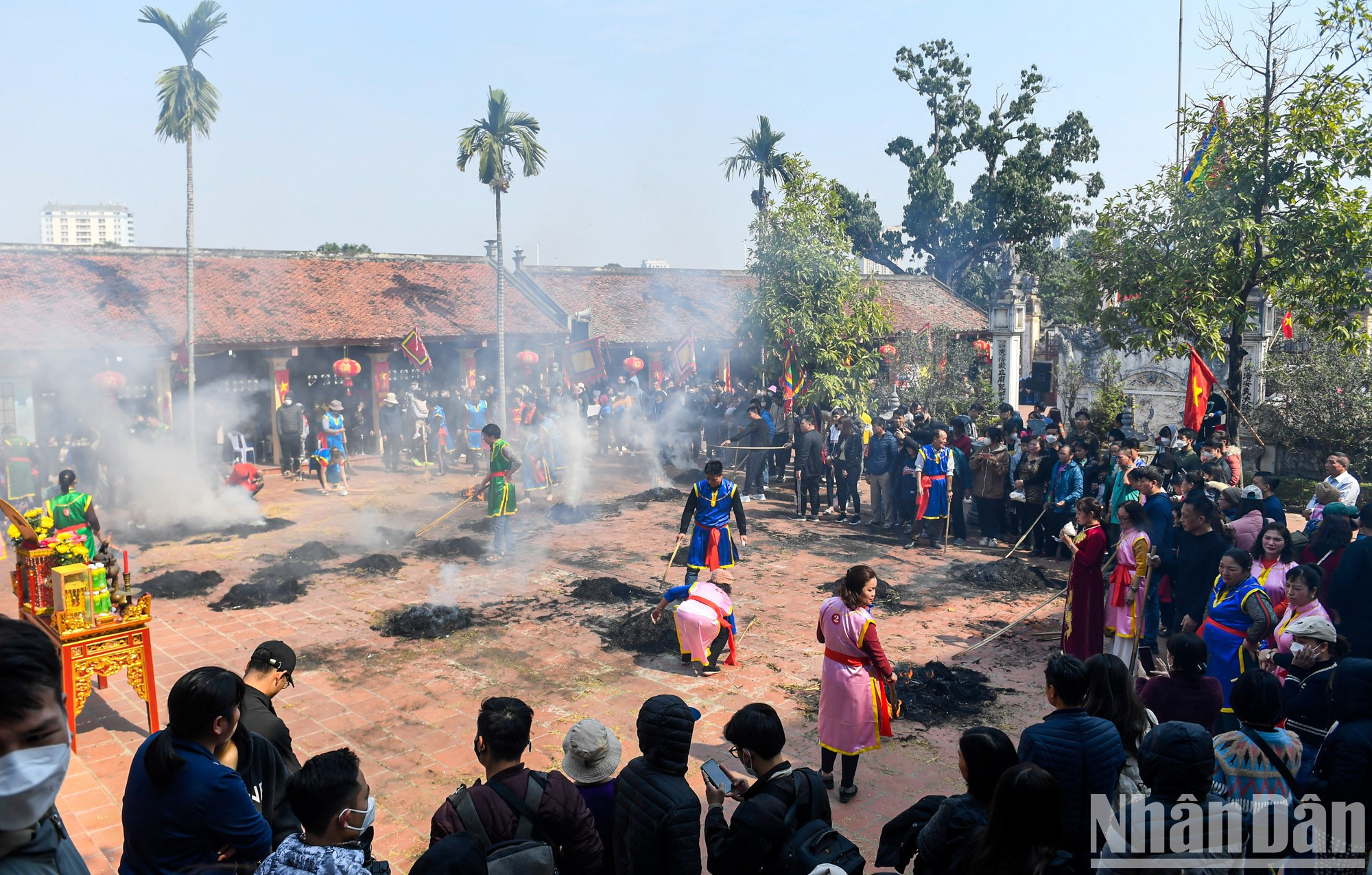 El humo invade el patio de la casa comunal de la aldea de Thi Cam durante el festival. El humo invade el patio de la casa comunal de la aldea de Thi Cam durante el festival.