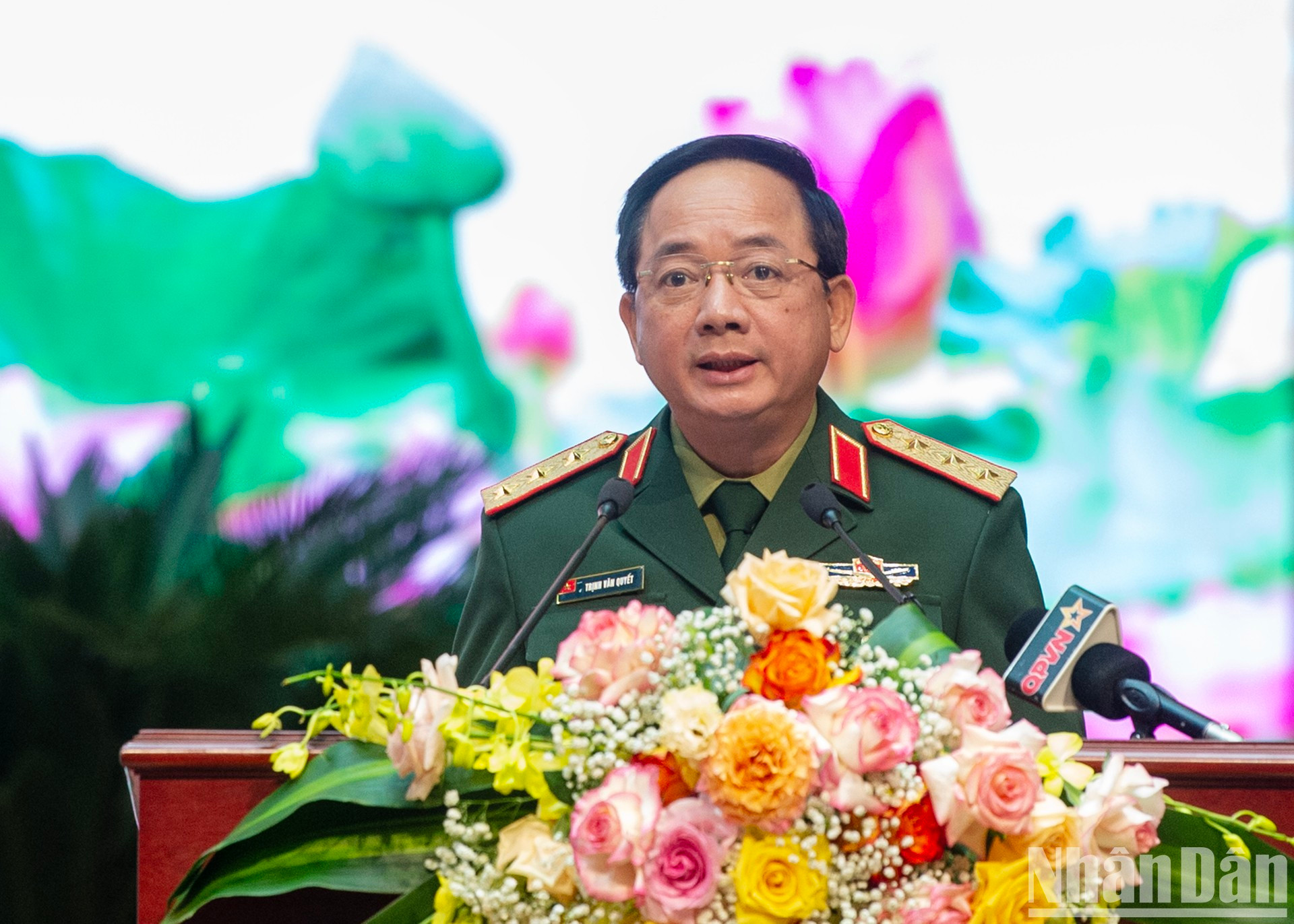 El jefe de la Dirección General de Política del Ejército Popular de Vietnam, Trinh Van Quyet, interviene en el acto. El jefe de la Dirección General de Política del Ejército Popular de Vietnam, Trinh Van Quyet, interviene en el acto.