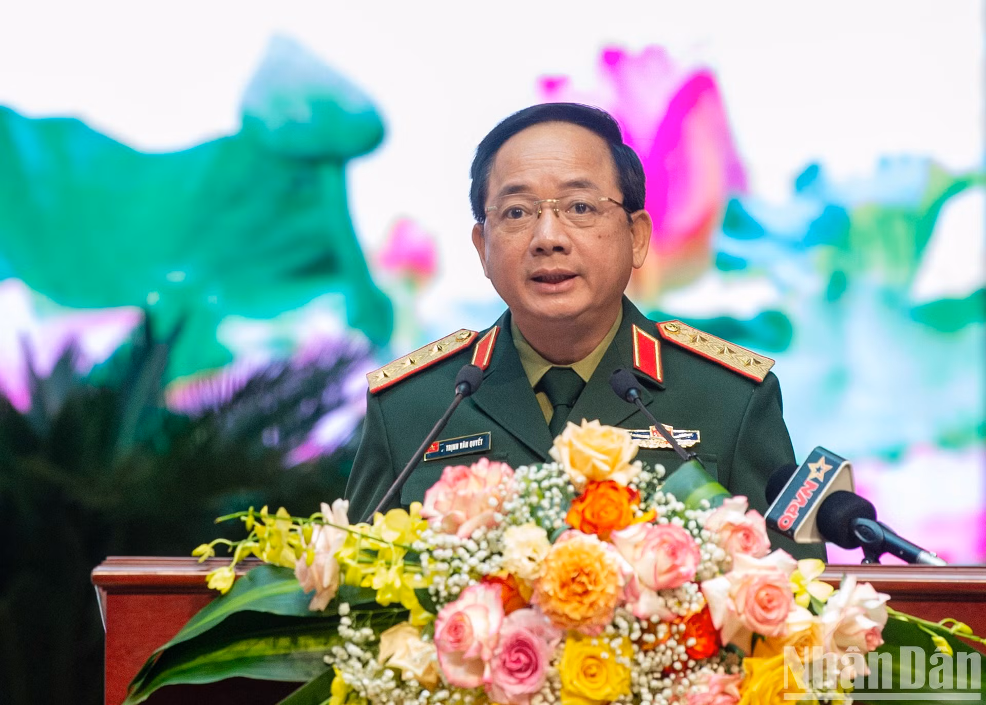 El jefe de la Dirección General de Política del Ejército Popular de Vietnam, Trinh Van Quyet, interviene en el acto.