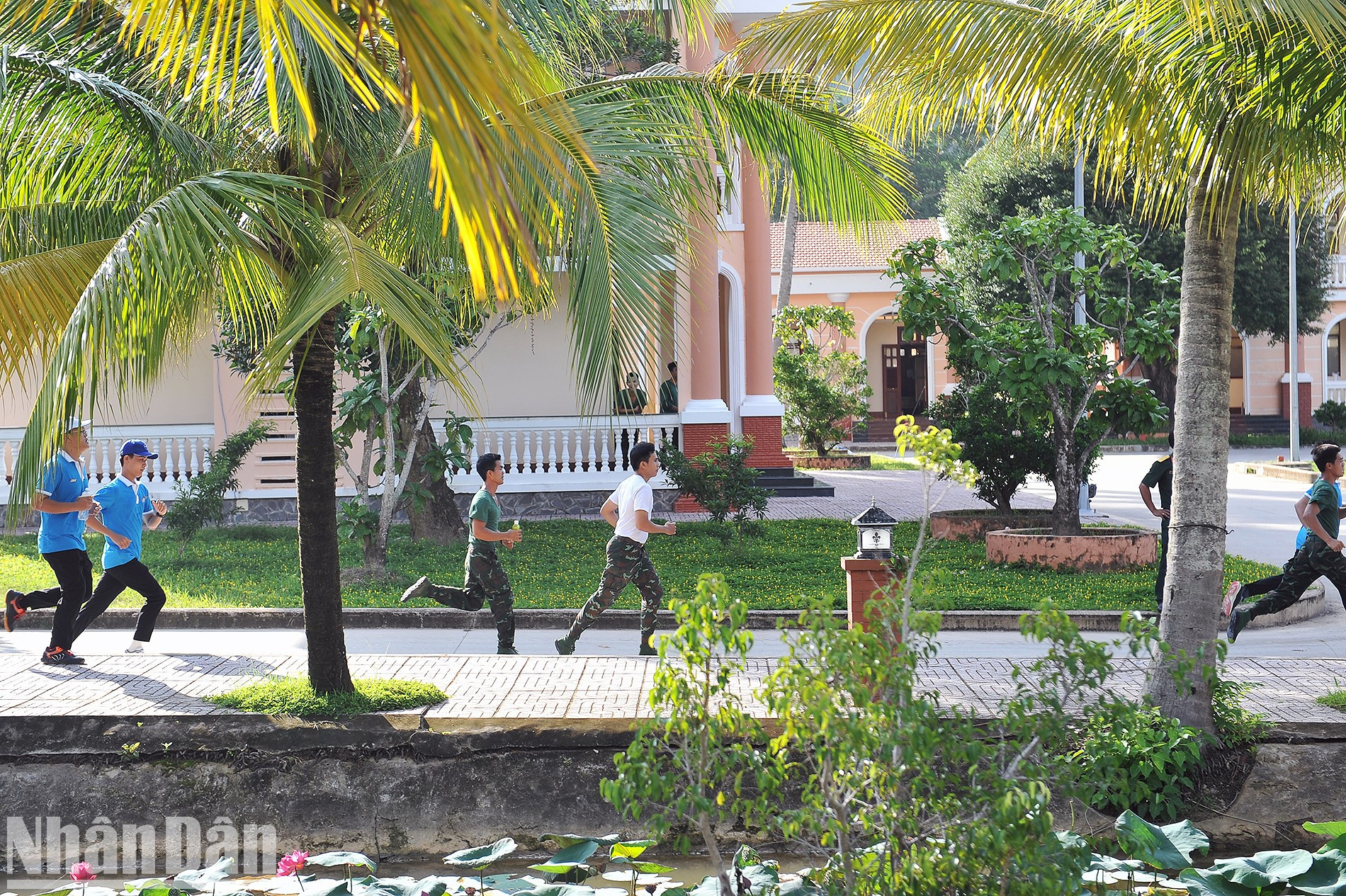 En la cita participan muchos oficiales y soldados de la comuna de la isla de Tho Chau. En la cita participan muchos oficiales y soldados de la comuna de la isla de Tho Chau.