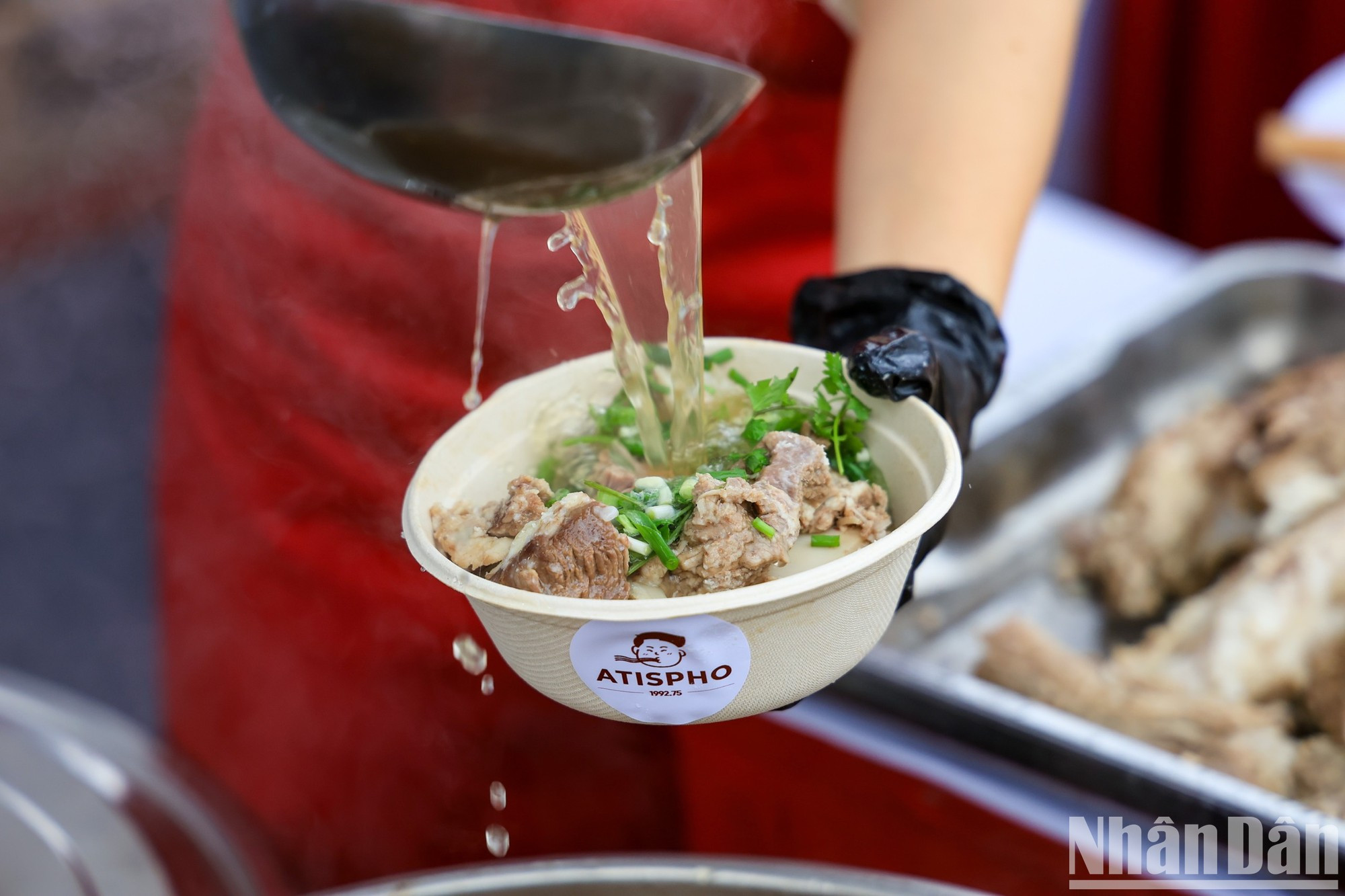 Tazones de pho calientes con sabores típicos de la región elaborados en directo en el Festival. Tazones de pho calientes con sabores típicos de la región elaborados en directo en el Festival.