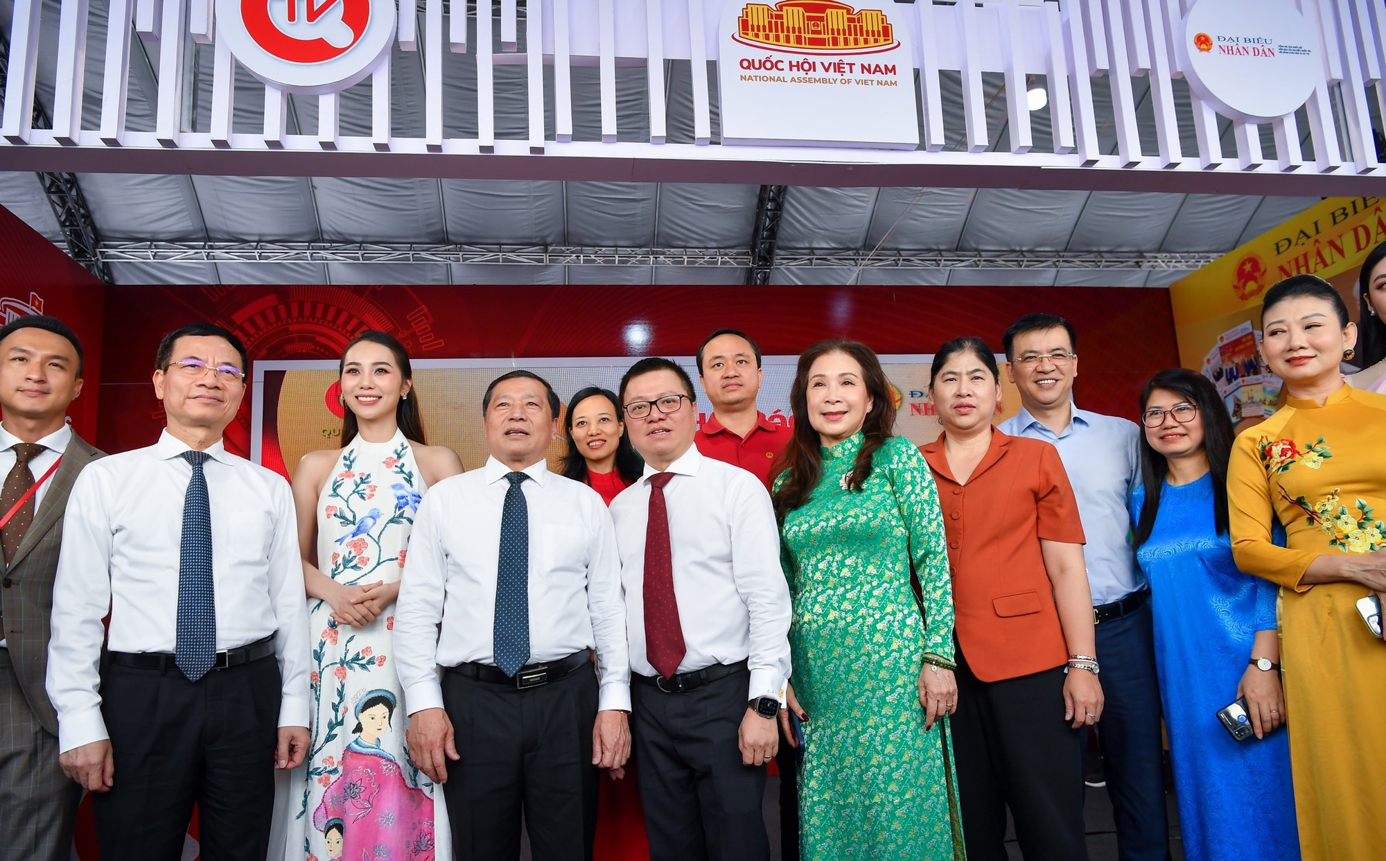 Delegados toman fotos en el pabellón de la Oficina de la Asamblea Nacional. Delegados toman fotos en el pabellón de la Oficina de la Asamblea Nacional.