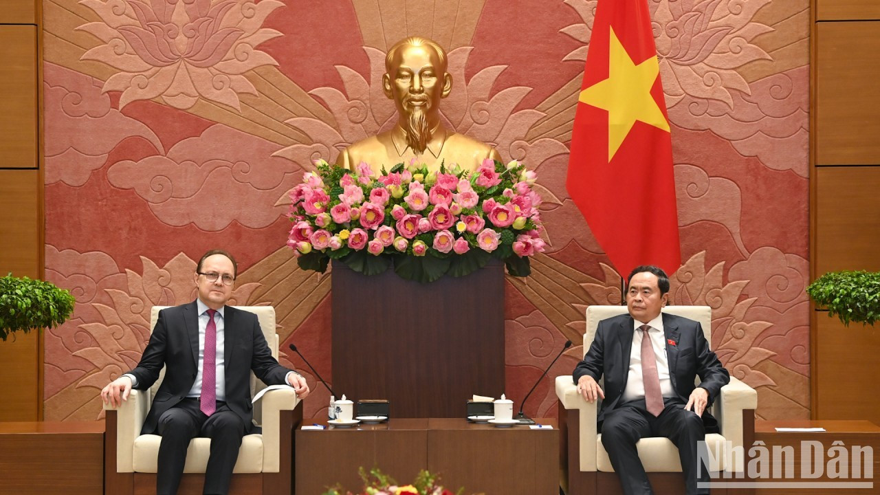 El presidente del Parlamento vietnamita, Tran Thanh Man, y el embajador de Rusia, Gennady Bezdetko, en el acto. El presidente del Parlamento vietnamita, Tran Thanh Man, y el embajador de Rusia, Gennady Bezdetko, en el acto.