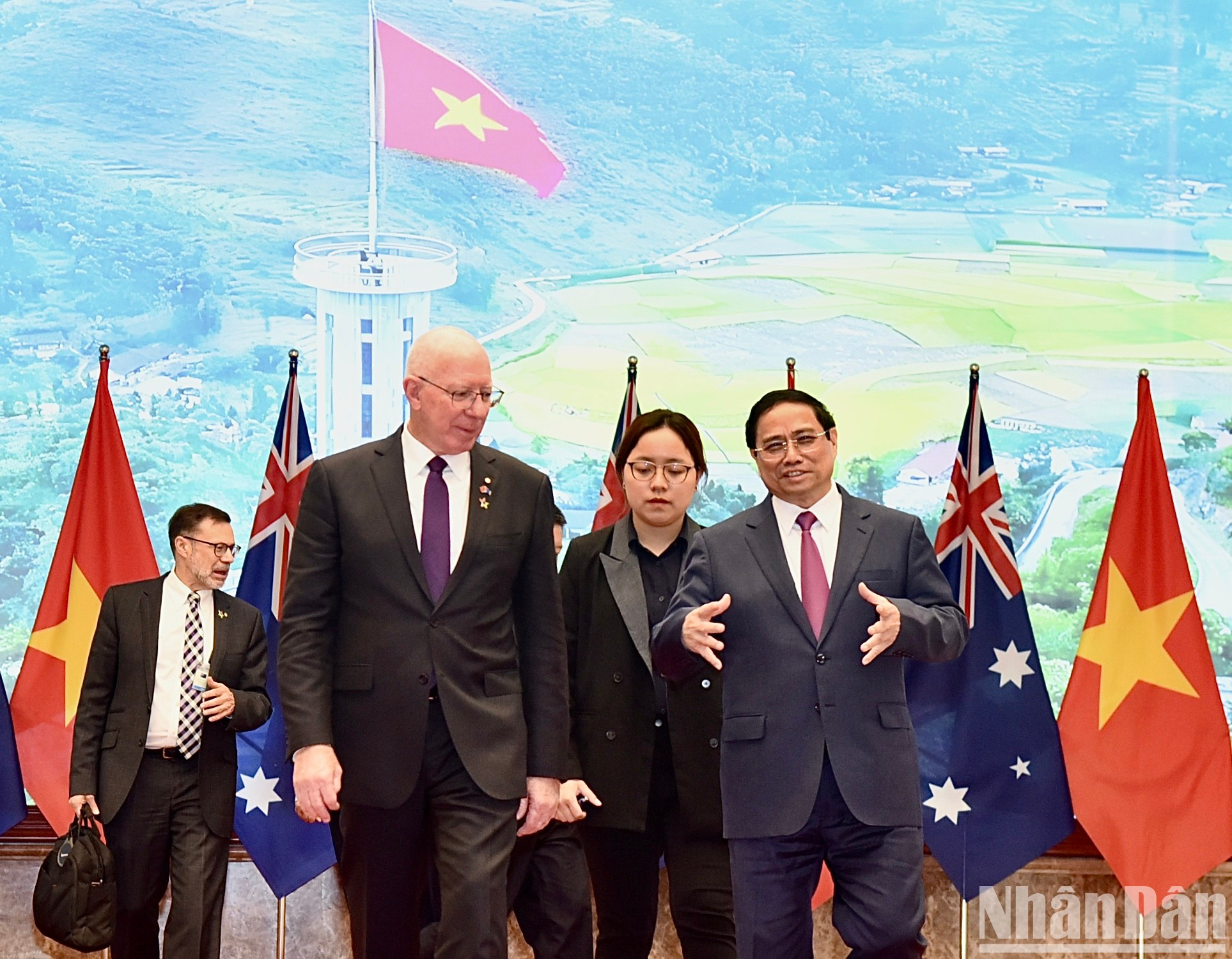 El Primer Ministro vietnamita se despide de David Hurley.