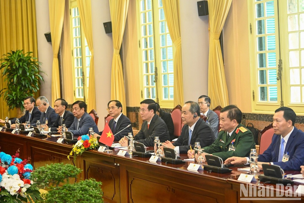 La delegación vietnamita en la reunión.