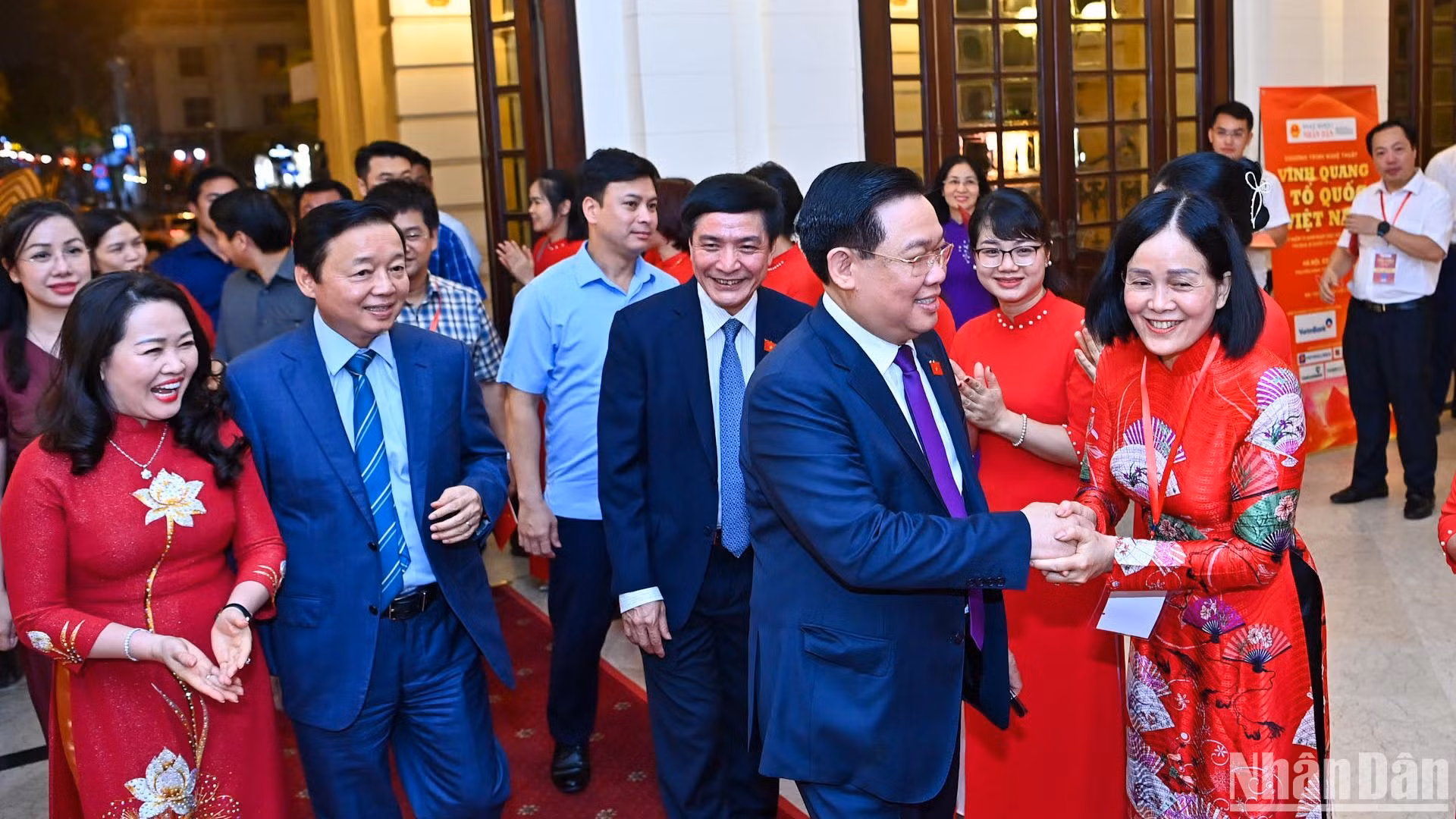 [Foto] Máximo dirigente legislativo vietnamita asiste a programa artístico sobre amor al país