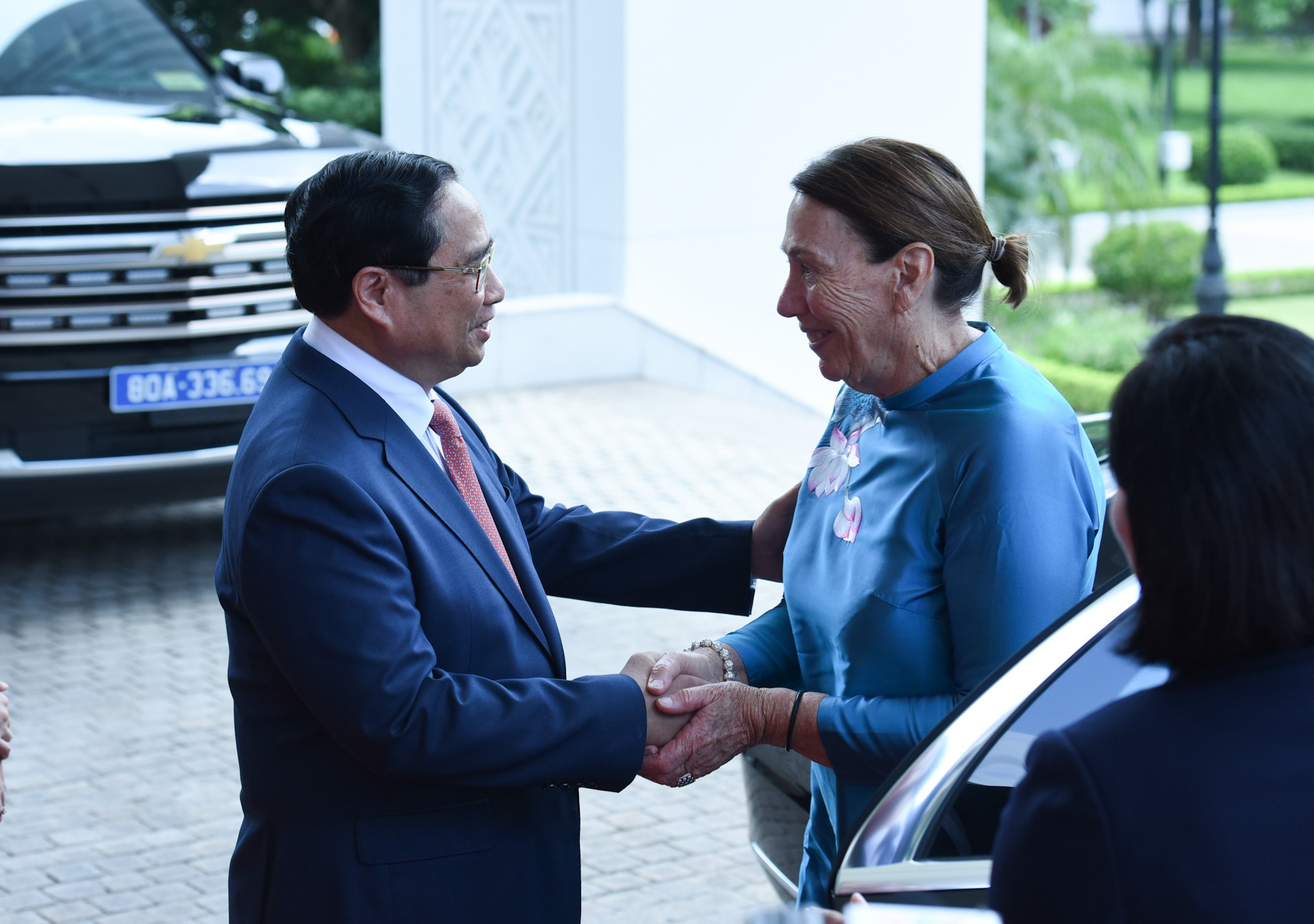 El primer ministro vietnamita, Pham Minh Chinh, recibe a la titular del Senado australiano, Sue Lines.